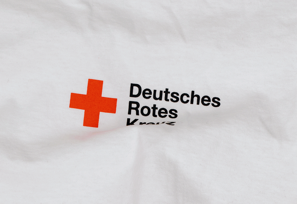 Das Logo des Deutschen Roten Kreuzes auf einer Flagge