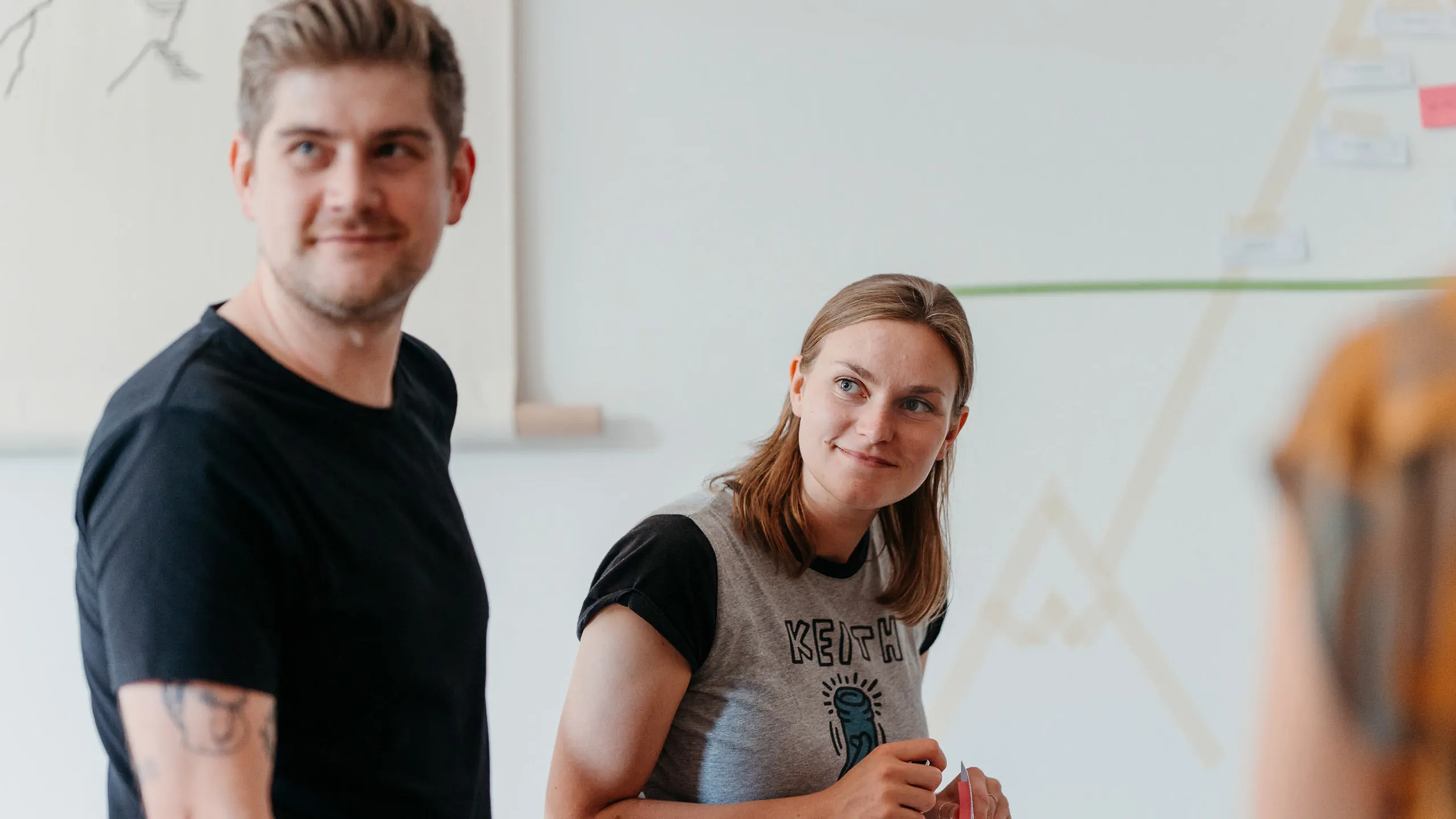Zwei Mitarbeitende von Sherpa Design bei einem Workshop mit dem Deutschen Roten Kreuz