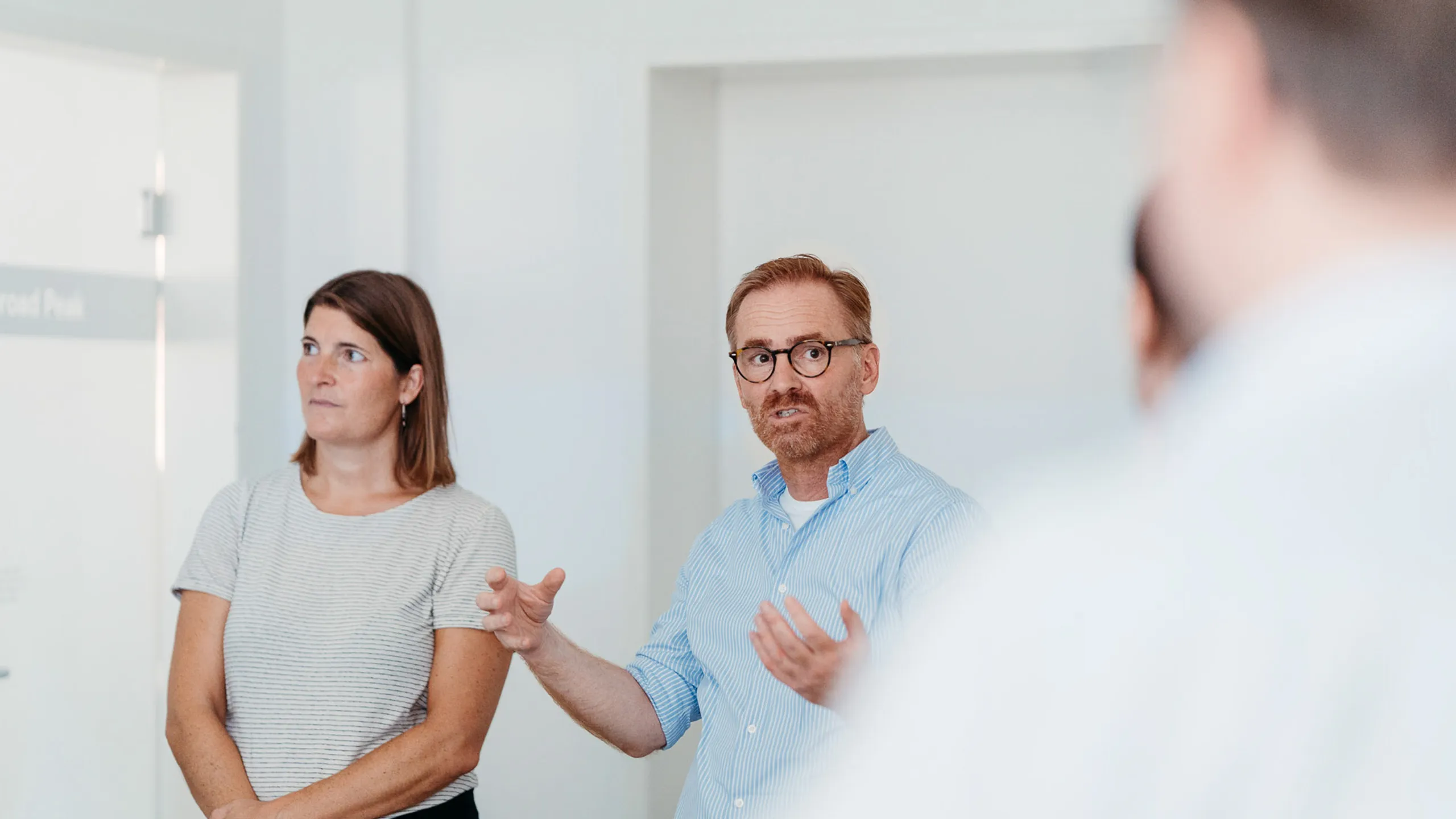 Ein Mitarbeiter des Deutschen Roten Kreuzes beim Brand Strategy Workshop mit Sherpa Design in Hamburg