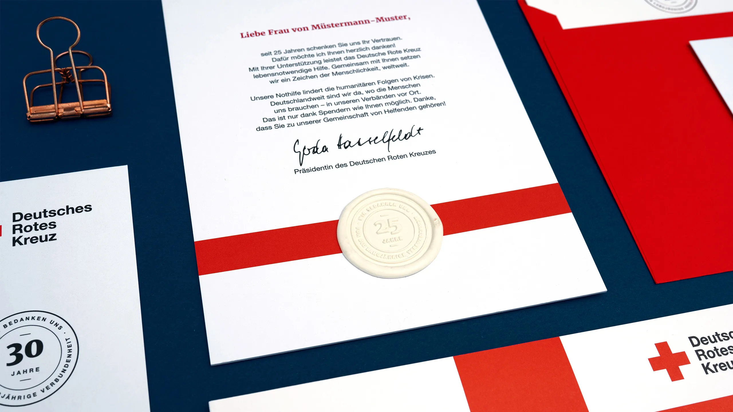Eine Zusammenstellung von Printdesigns für das Spendermailing des Deutschen Roten Kreuzes mit Siegel und Veredelungen