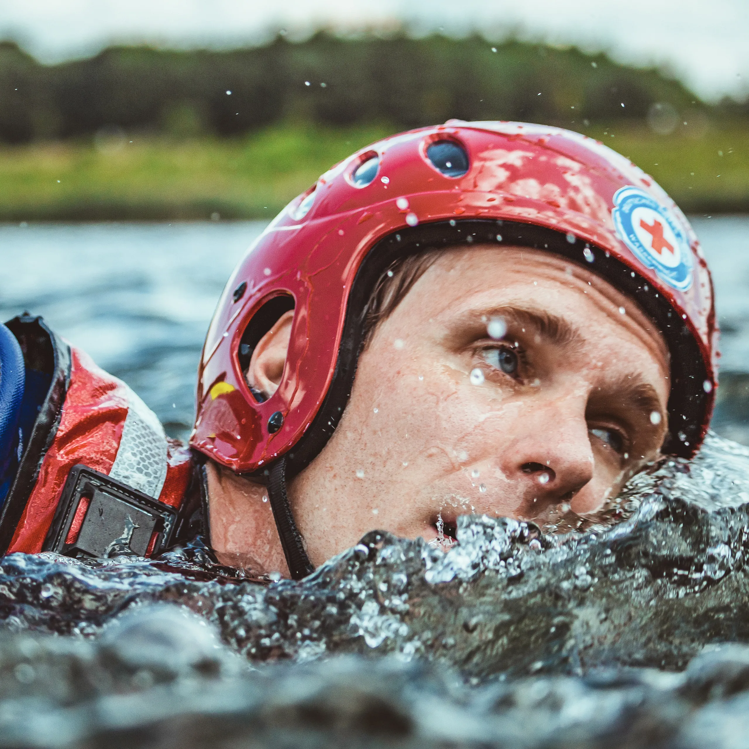Ein Schwimmer der Wassserwacht des Deutschen Roten Kreuzes beim Einsatz