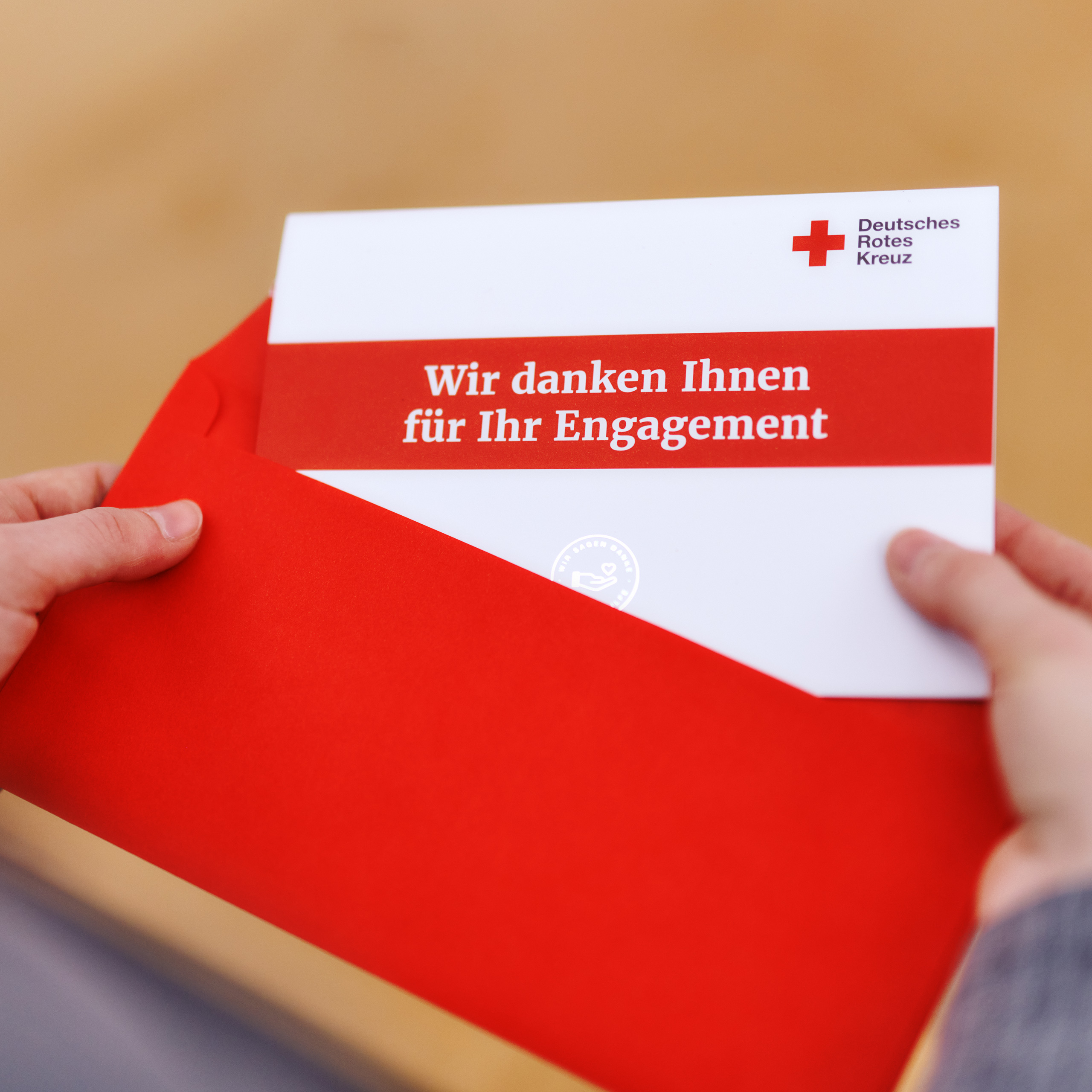 Eine Karte als Danke für Spendende des Deutschen Roten Kreuzes im Erscheinungsbild des DRK