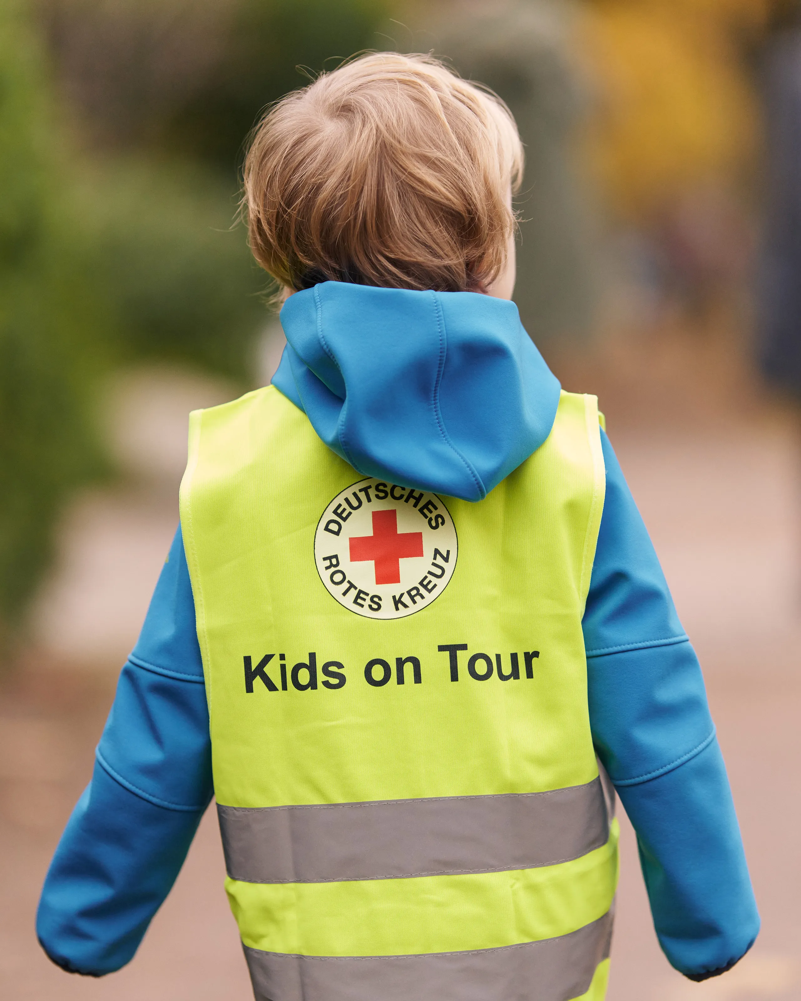 Ein Kleinkind und eine Betreuerin in einer Kindertagesstätte des Deutschen Roten Kreuzes