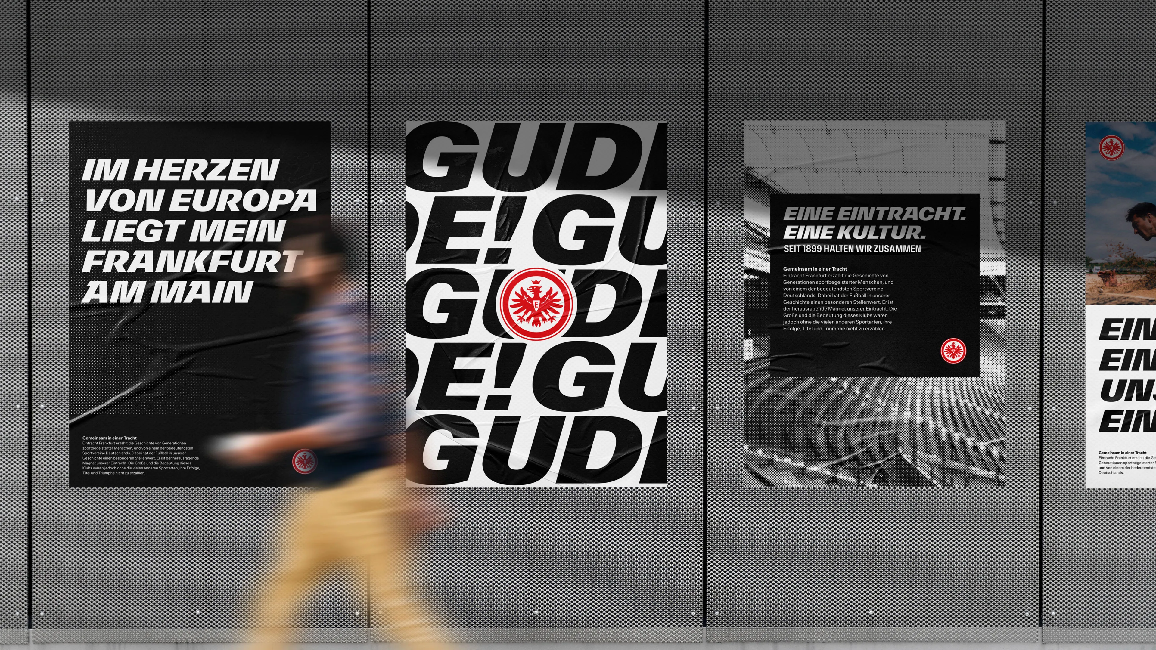 Man sieht eine Wand auf der verschiedene Poster im Eintracht-Stil befestigt sind. Hauptfokus liegt hier auf der Verwendung der Rastergrafiken.