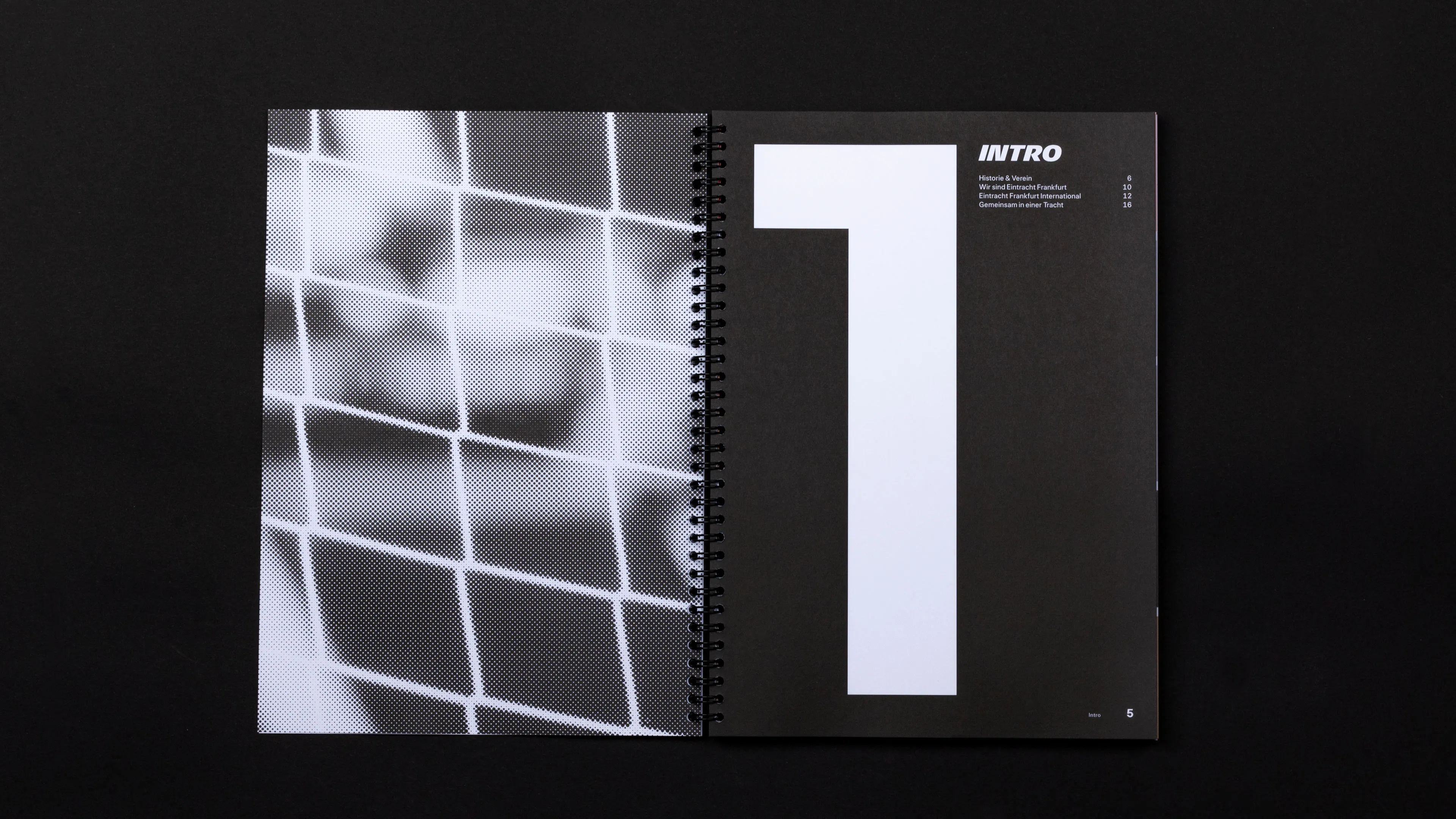 Eintracht Frankfurt Brandbook Intro Doppelseite. Zu sehen ist auf der linken Seite eine Rastergrafik in Schwarz-weiß von einem Tornetz. Rechts sieht man eine große eins, welche die gesamt Seite einnimmt.