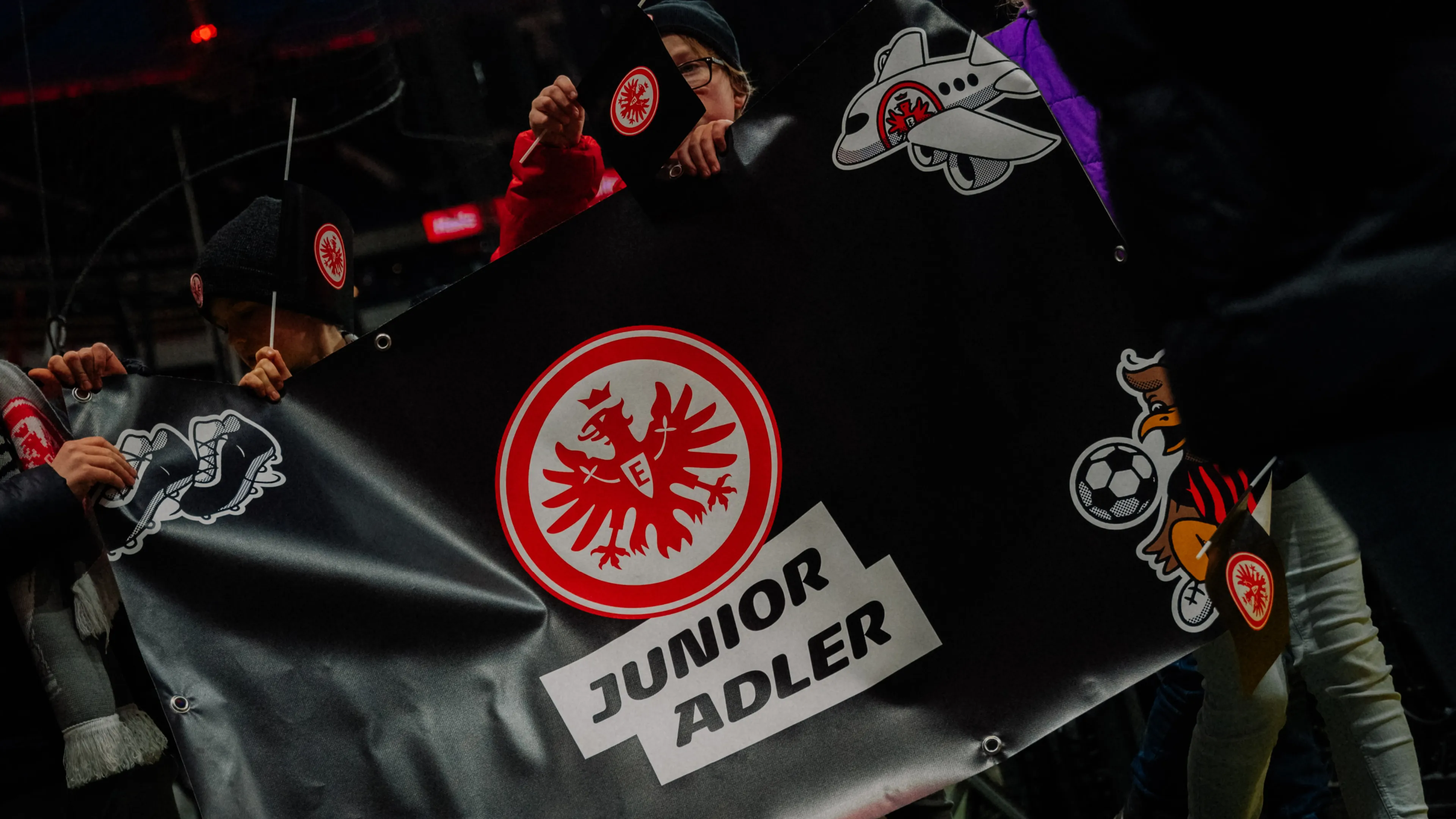 Zu sehen ist ein Banner mit dem Junior-Adler-Logo.