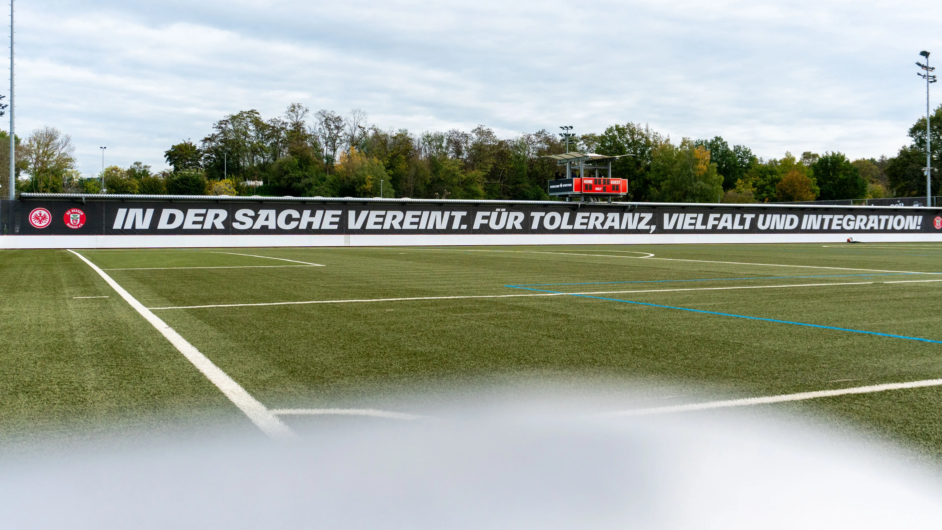 Wandgestaltung neben dem Spielfeld