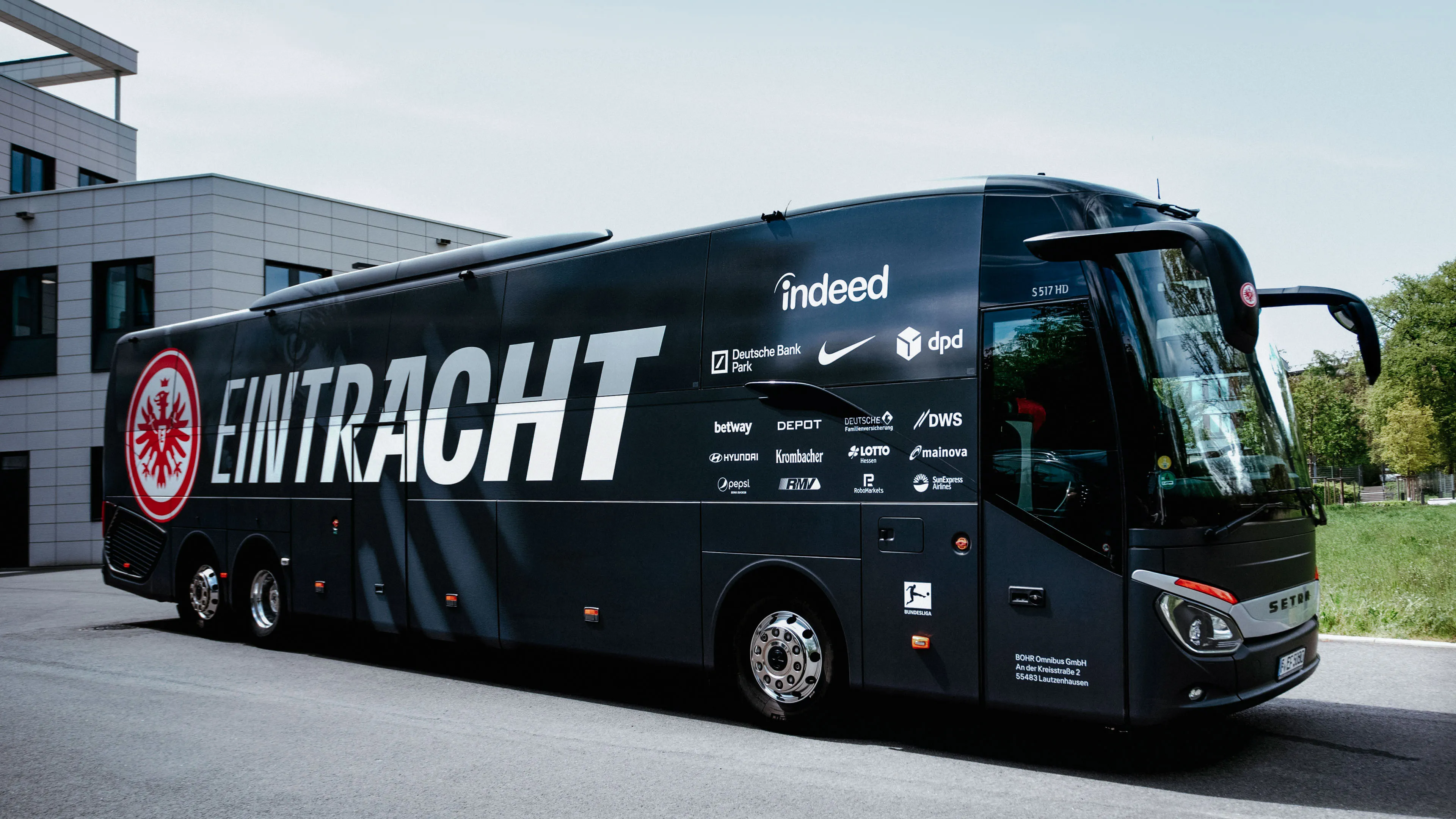 Manschaftsbus der Eintracht Frankfurt Männermannschaft