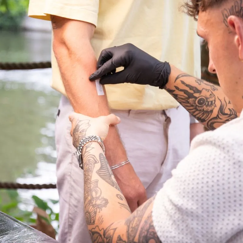 Tattoowierer auf dem Launch-Event von inkster