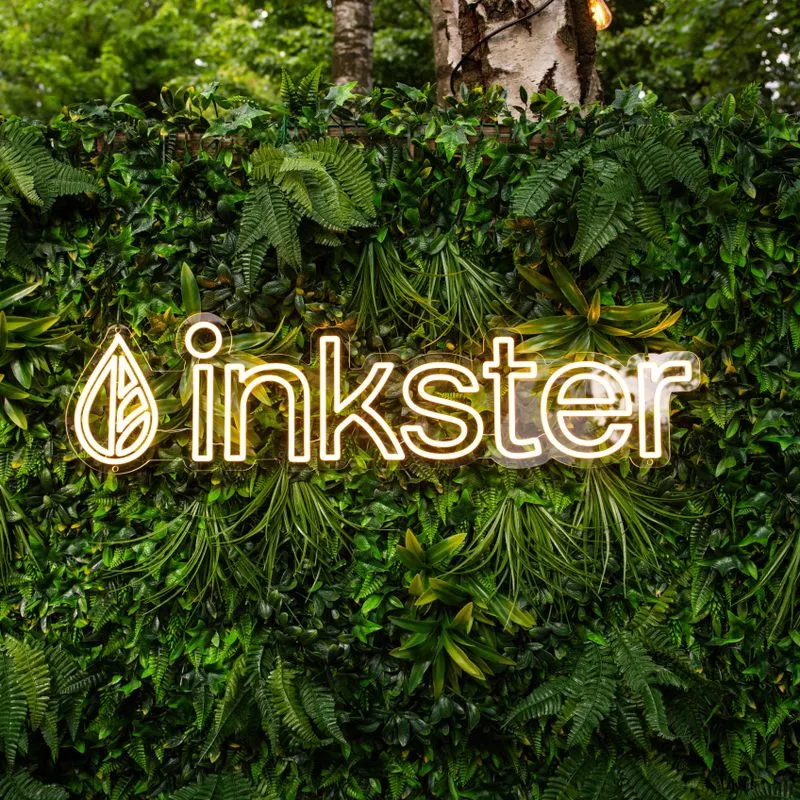 Die neue Wort-Bild-Marke von inkster als Neonröhre auf dem Launch-Event