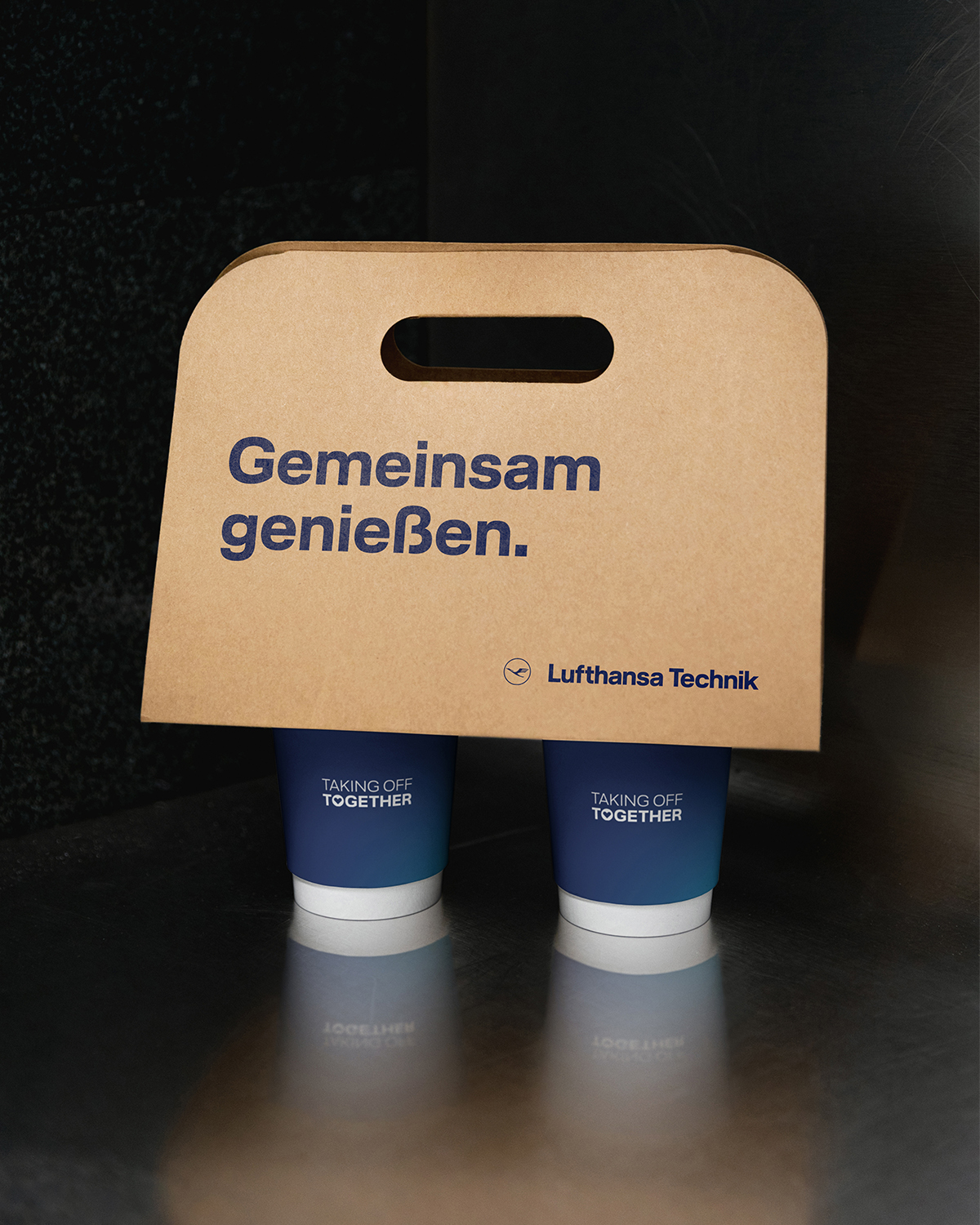 Kaffeebecher im neuen Employer Branding von Lufthansa Technik