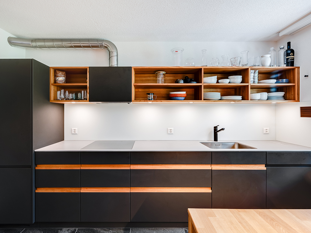 Open keuken renovatie in groen met eikenhout