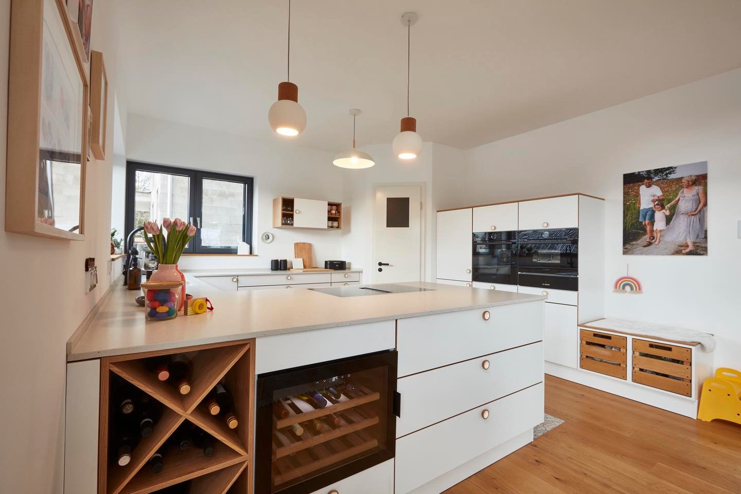 Een zeer luxe maatwerk keuken met wijnklimaatkast en kookeiland