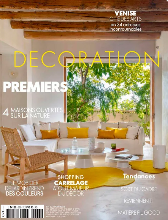 The cover of the May 2026 issue of Décoration magazine, featuring a white living room with yellow cushions opening onto a garden.