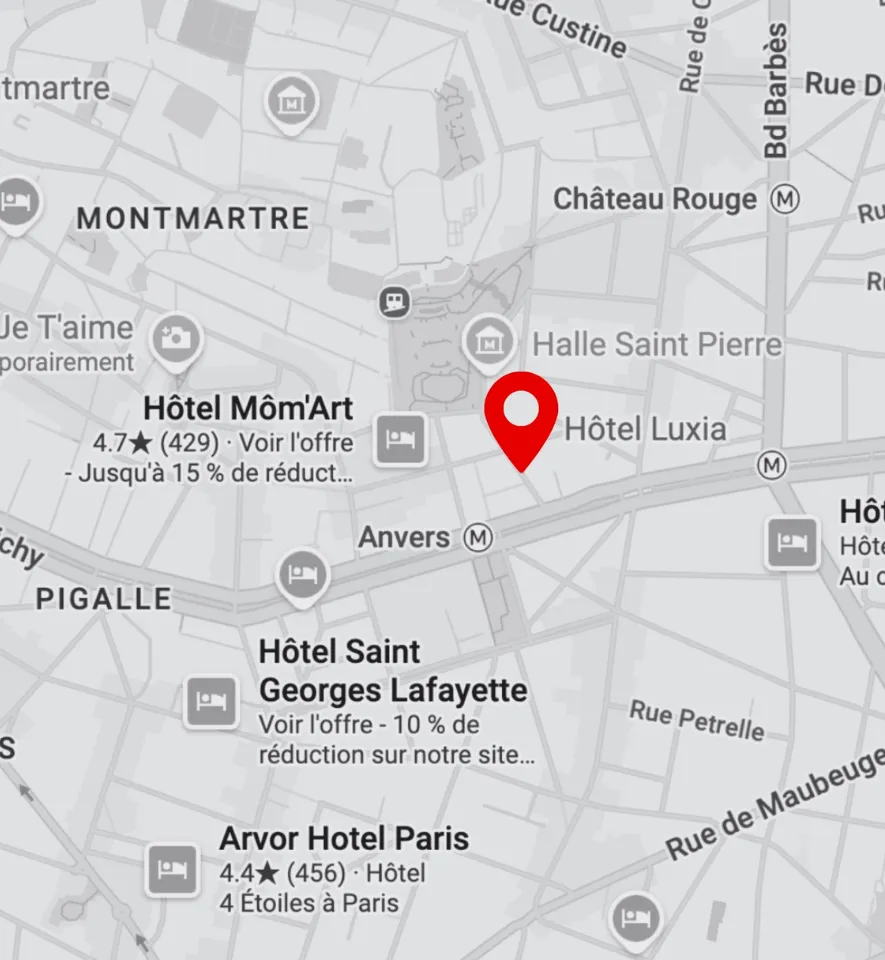Plan de Paris en noir et blanc situant l'Hôtel Luxia par un repère rouge, au pied de Montmartre, près du métro Anvers et de la Halle Saint-Pierre.