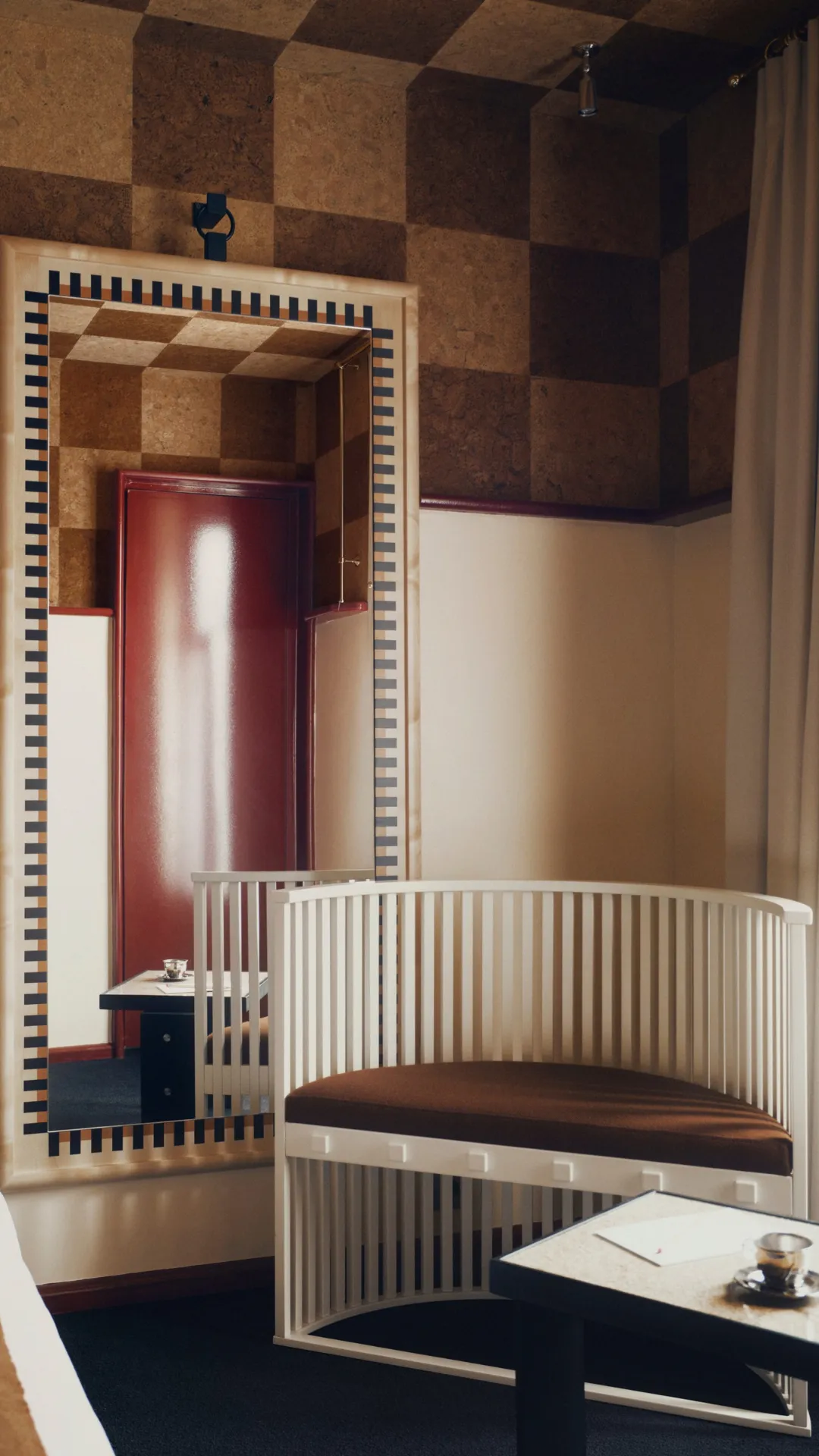 Coin salon d'une chambre de l'Hôtel Luxia à Montmartre, actualités et bonnes adresses du quartier