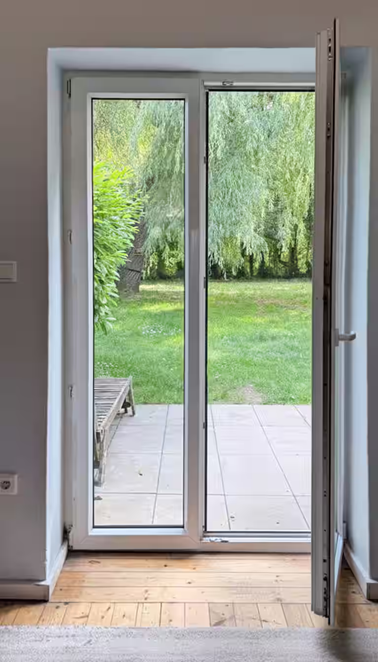 Sicht in den Garten – Wohnen am Poschinger Weiher