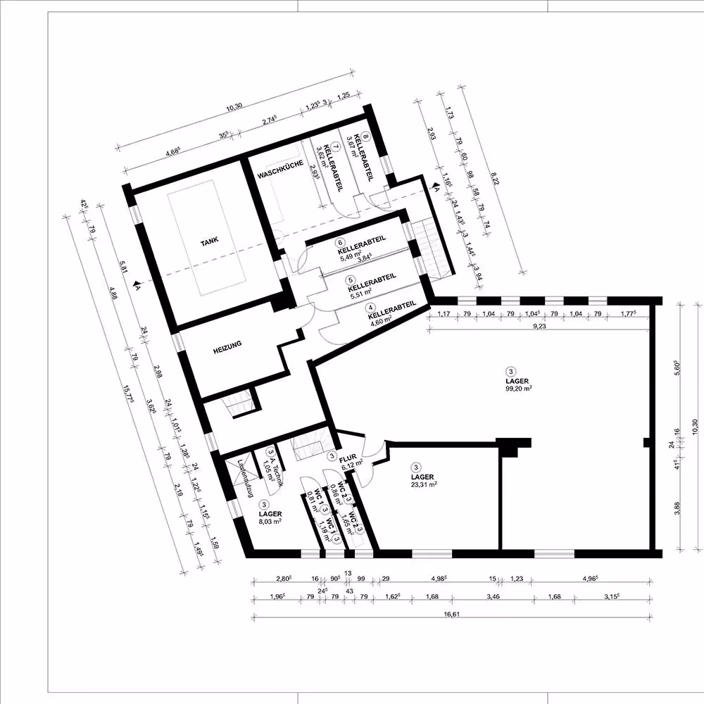 Grundriss eines Kellers mit beschrifteten Bereichen für Tank, Heizung, Waschküche, mehrere Kellerabteile, Lagerflächen und Toiletten.