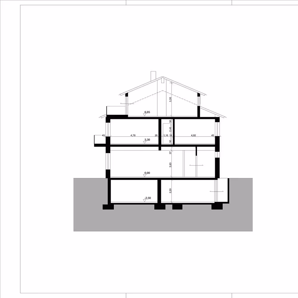 Architektonischer Querschnitt eines mehrstöckigen Hauses mit Maßangaben zu Raumhöhen und Dimensionen.