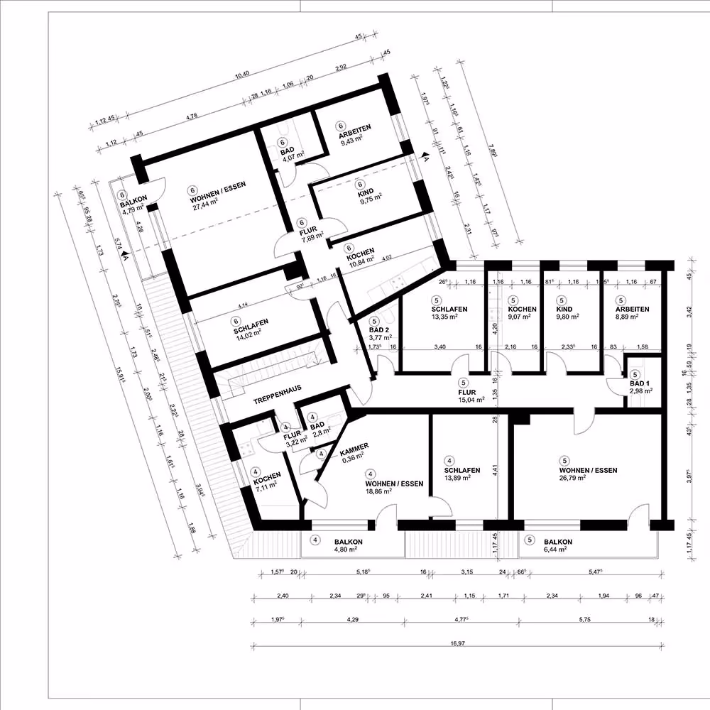 Grundriss eines mehrteiligen Wohngebäudes mit Balkonen, Schlafzimmern, Bädern, Küchen, Wohn- und Essbereichen, Arbeits- und Kinderzimmern sowie Fluren, alle mit Quadratmeterangaben.
