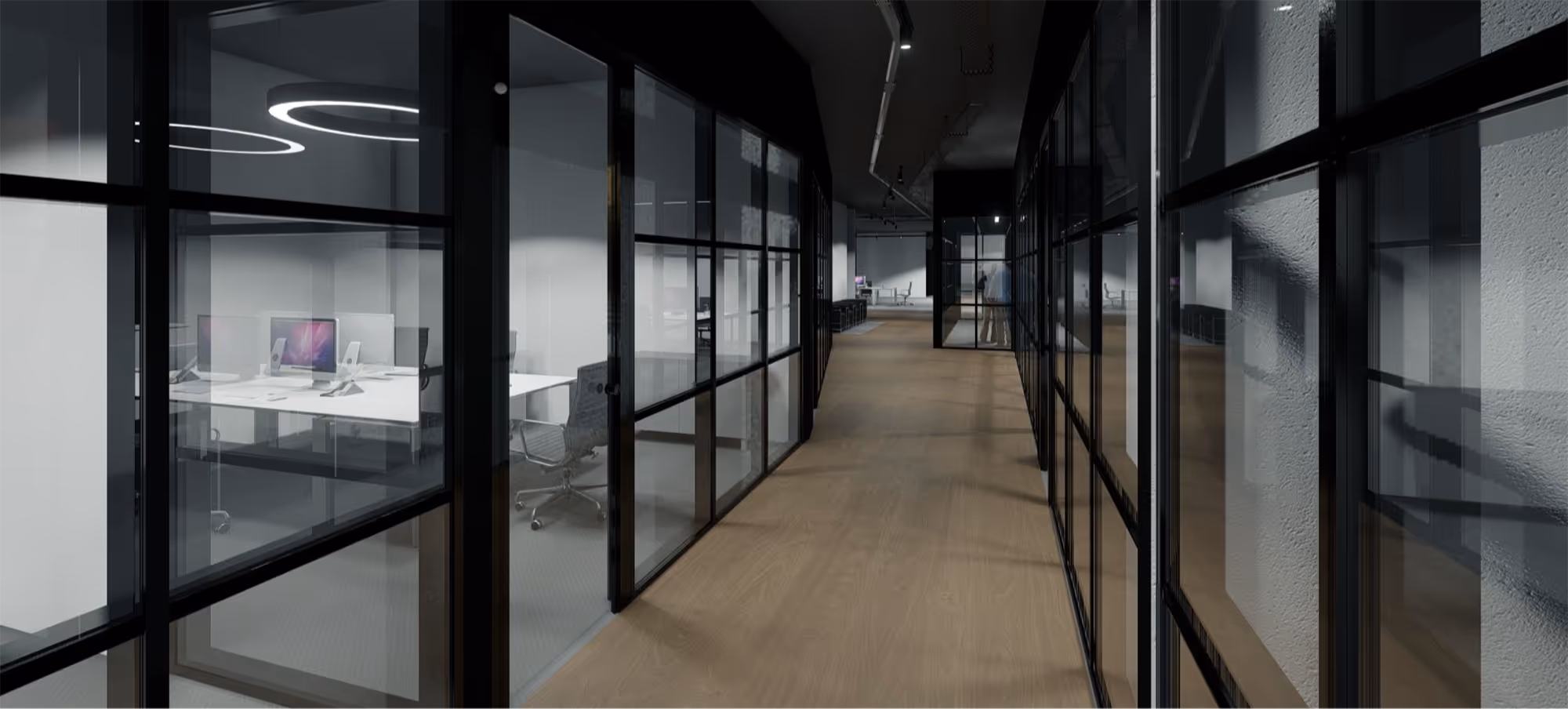 Moderner Büroraum mit Holzfußboden, Glaswänden und Arbeitsplätzen mit Computern.