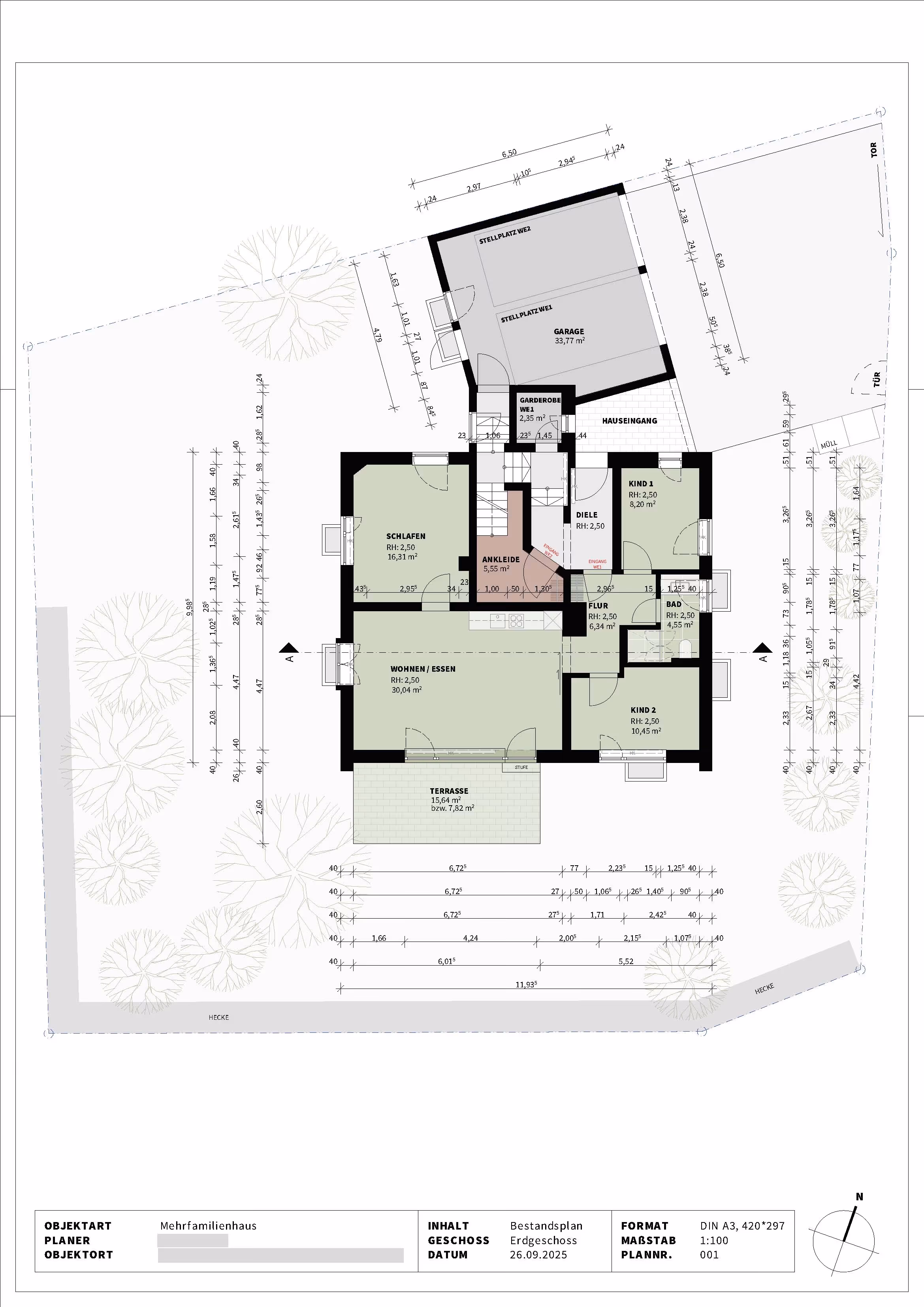 Grundriss eines Mehrfamilienhauses mit Garage, Wohn-/Essbereich, Schlafzimmer, zwei Kinderzimmern, Badezimmer, Eingangsbereich und Terrasse, inklusive Maße und Geländeübersicht.