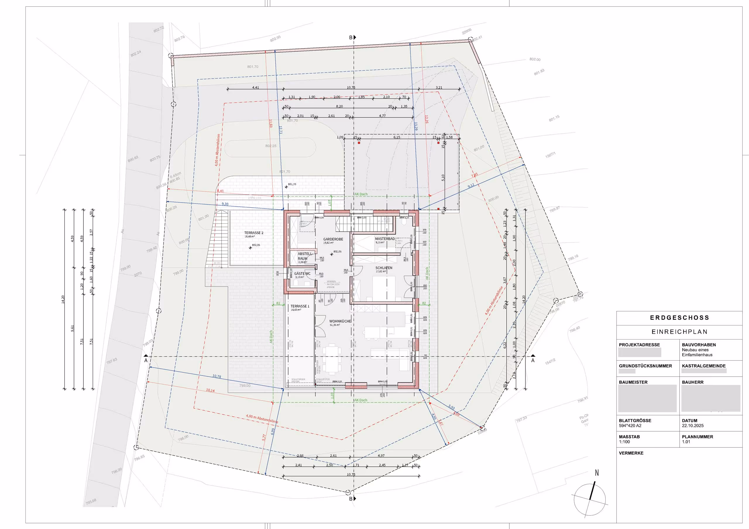 Architektonischer Grundriss des Erdgeschosses eines Einfamilienhauses mit beschrifteten Räumen wie Wohnküche, Schlafen, Masterbad, Garderobe, Abstellraum, Gäste-WC und zwei Terrassen sowie Grundstücksgrenzen und Bauinformationen.