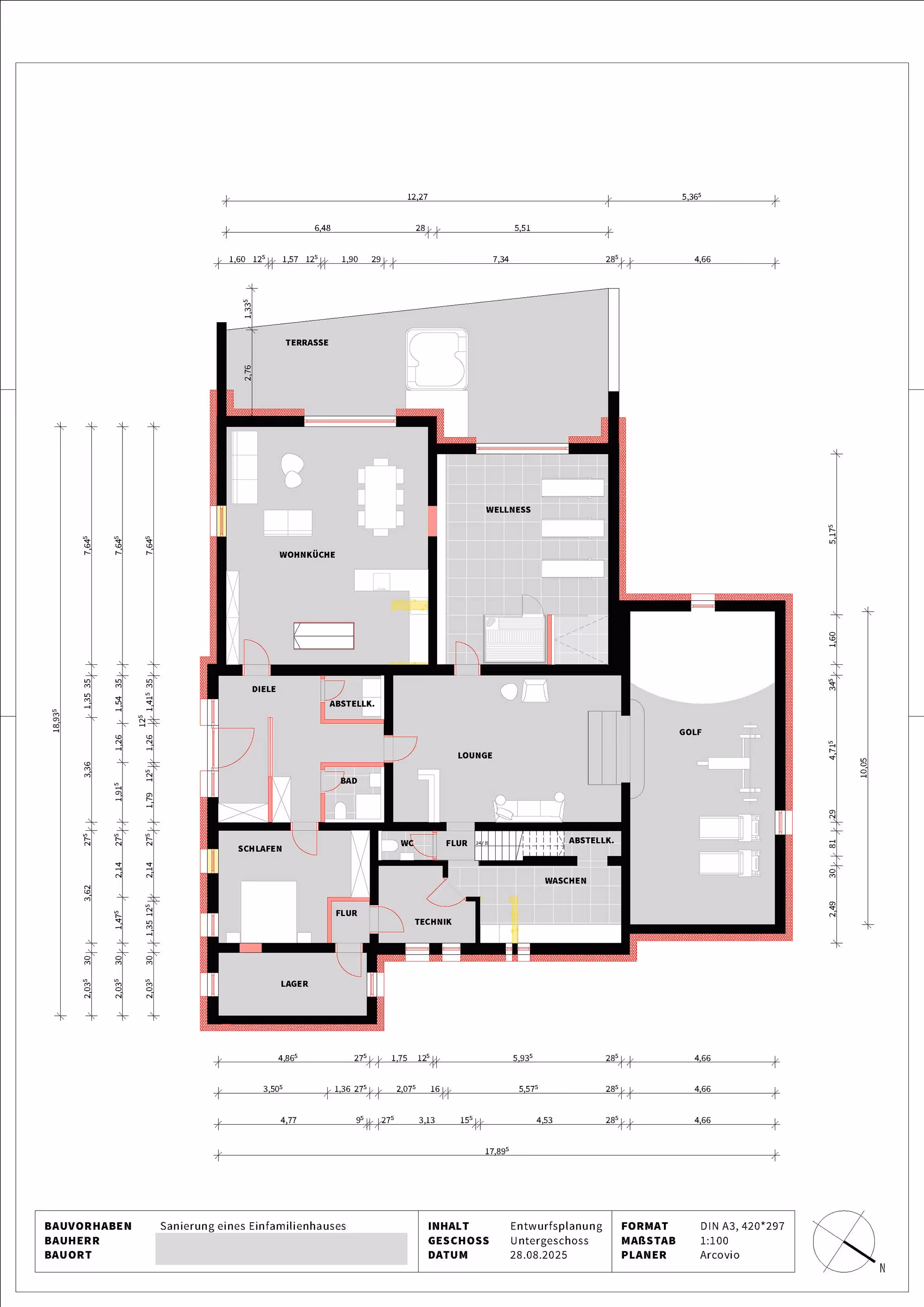 Grundriss eines Einfamilienhauses im Untergeschoss mit Räumen wie Wohnküche, Wellnessbereich, Lounge, Schlafzimmer, Lager, Technikraum, Waschküche und Golfbereich, mit Maßen und Beschriftungen.