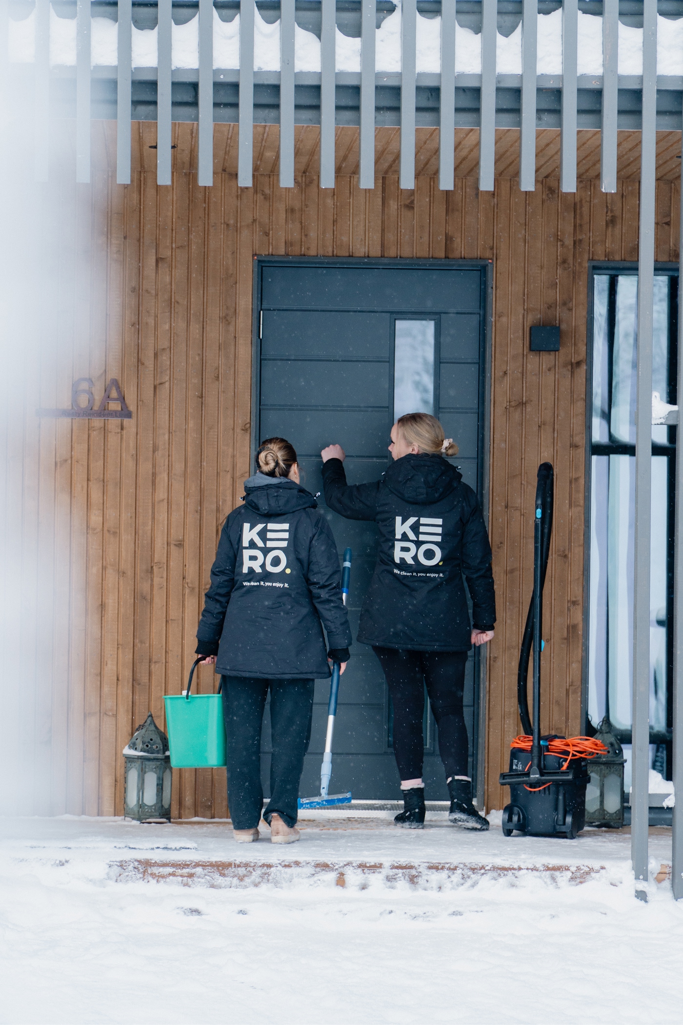Kero Servicesin siivoojat työssä