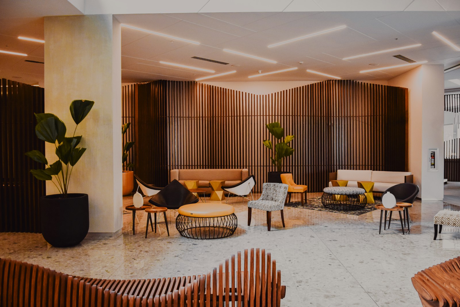 Modernes Hotelfoyer als Beispiel für Designtrends auf der EquipHotel Paris 2026