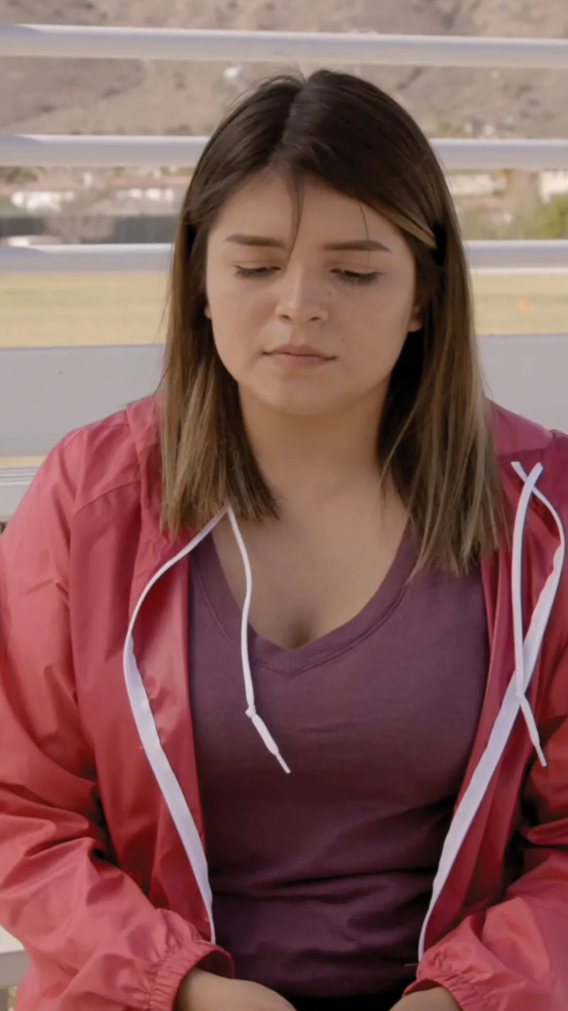 Una joven mujer, recordando tristemente