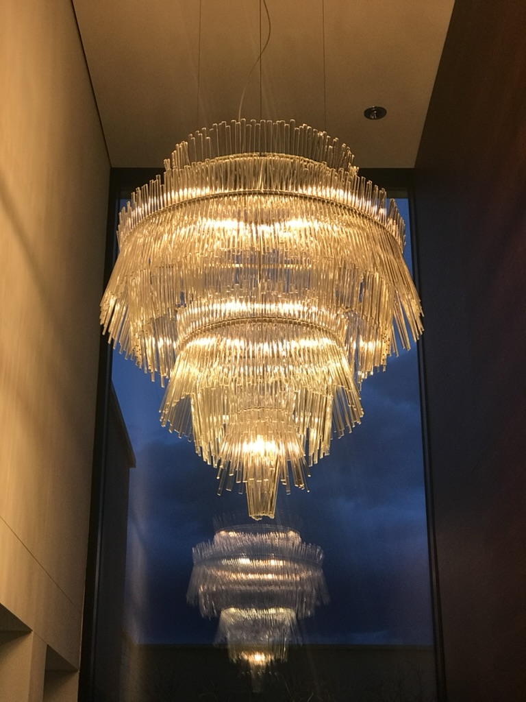 Detailansicht des leuchtenden Glas-Kronleuchters
