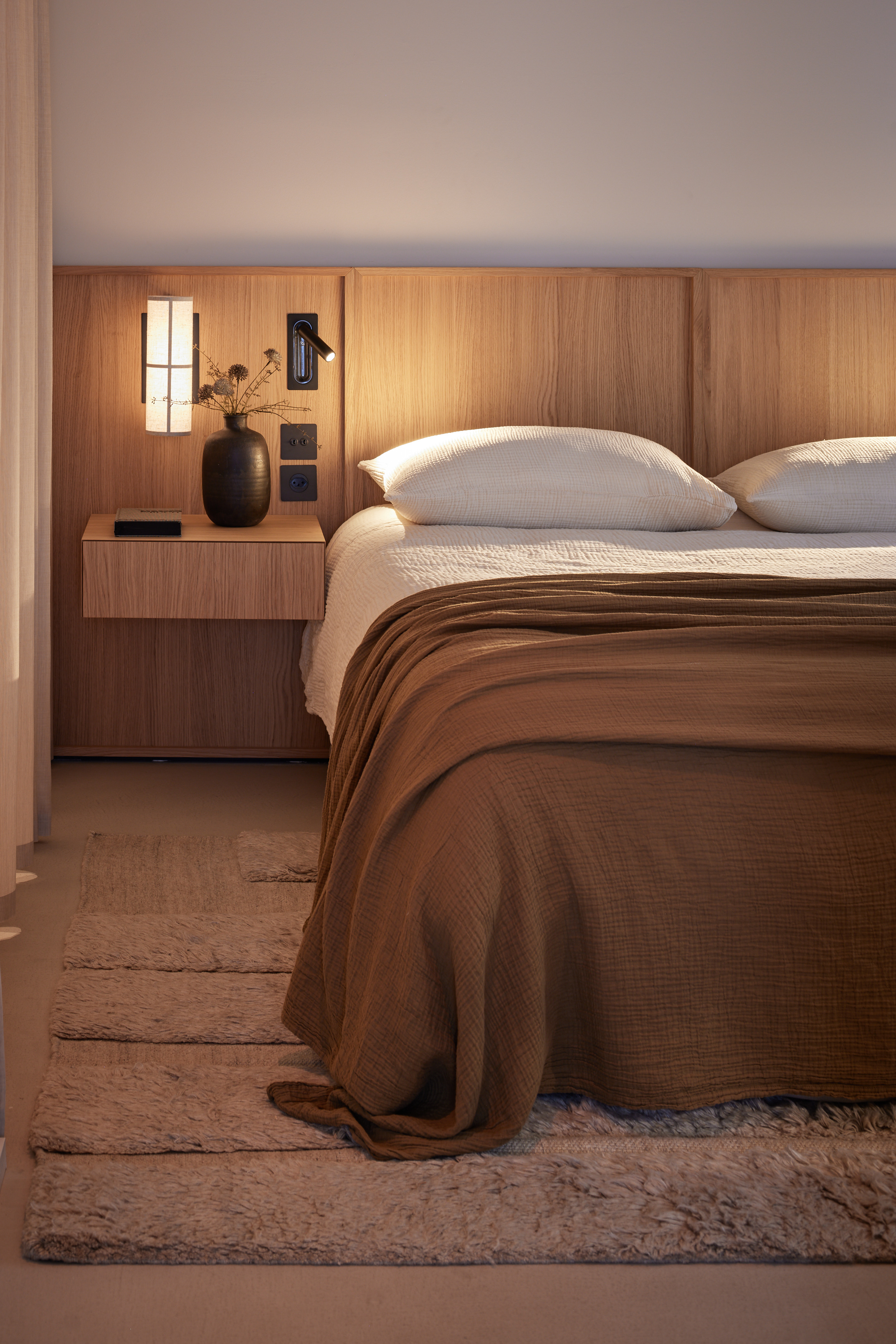 Wohnzimmer Weitwinkel mit Sofa, transparenten Vorhängen und Wandbild