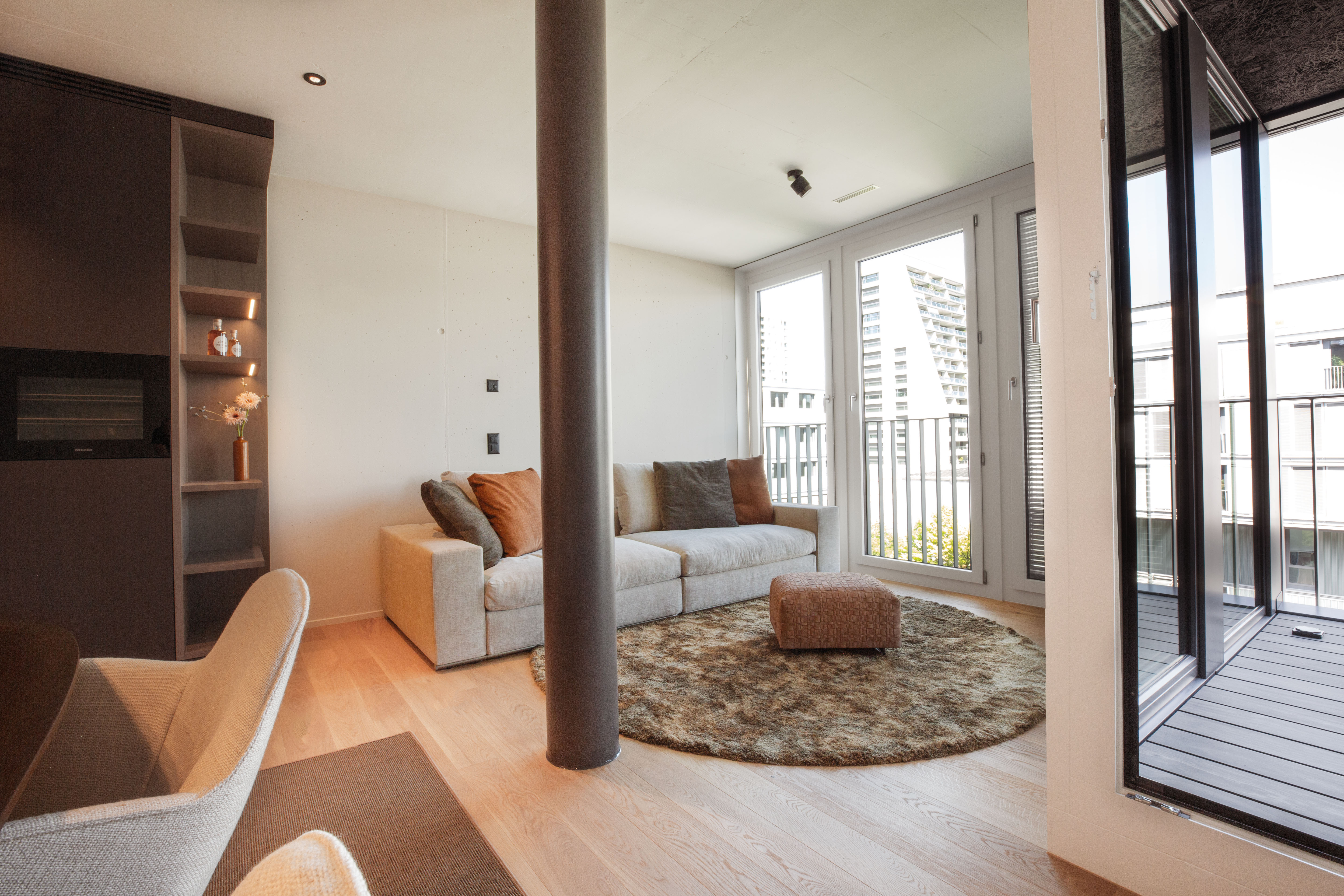 Wohnbereich der Maisonettewohnung Puls 5 mit kuratierter Möblierung und Lichtstimmung