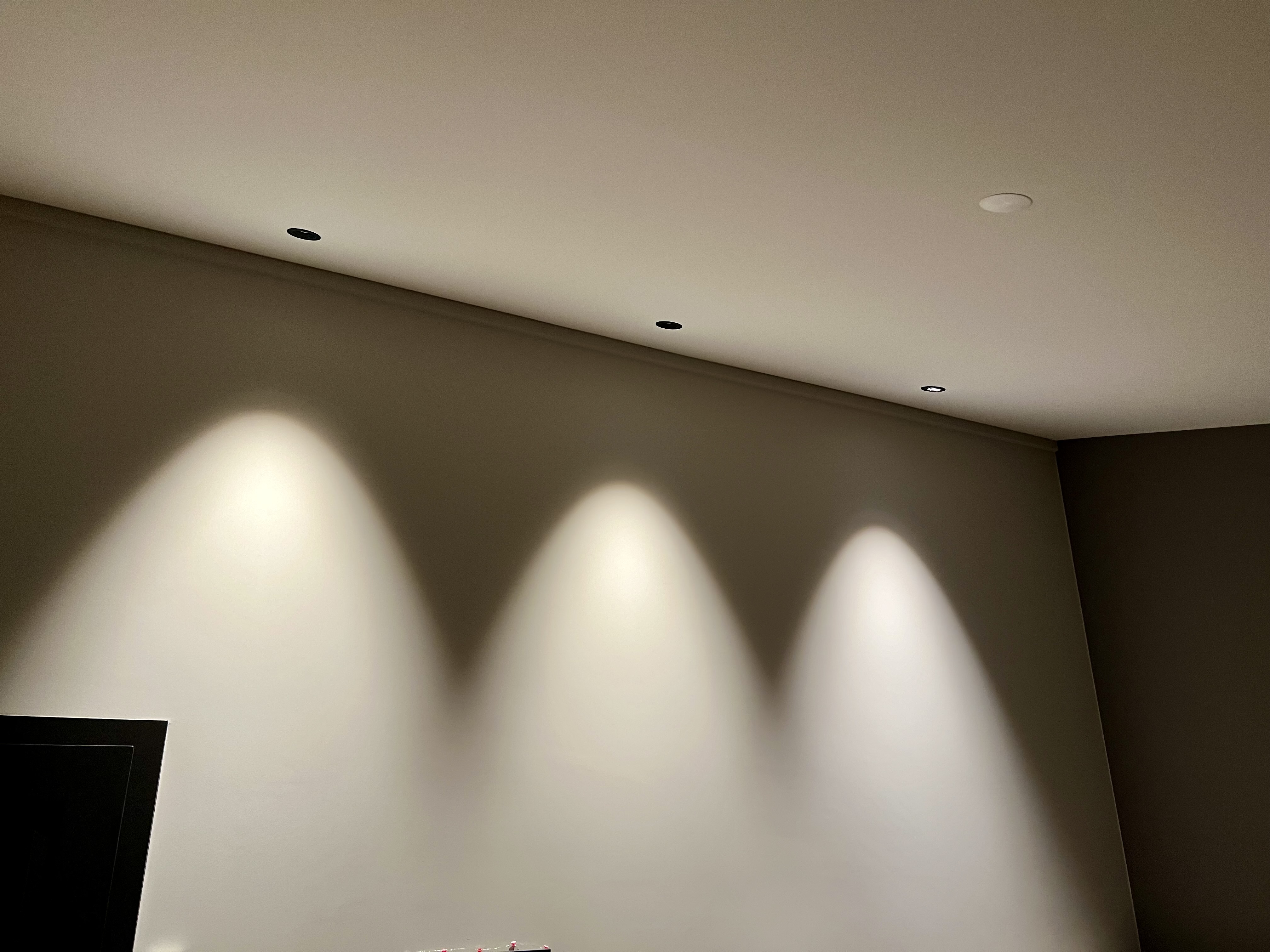 Gerichtete Lichtkegel an einer Wand im renovierten Einfamilienhaus