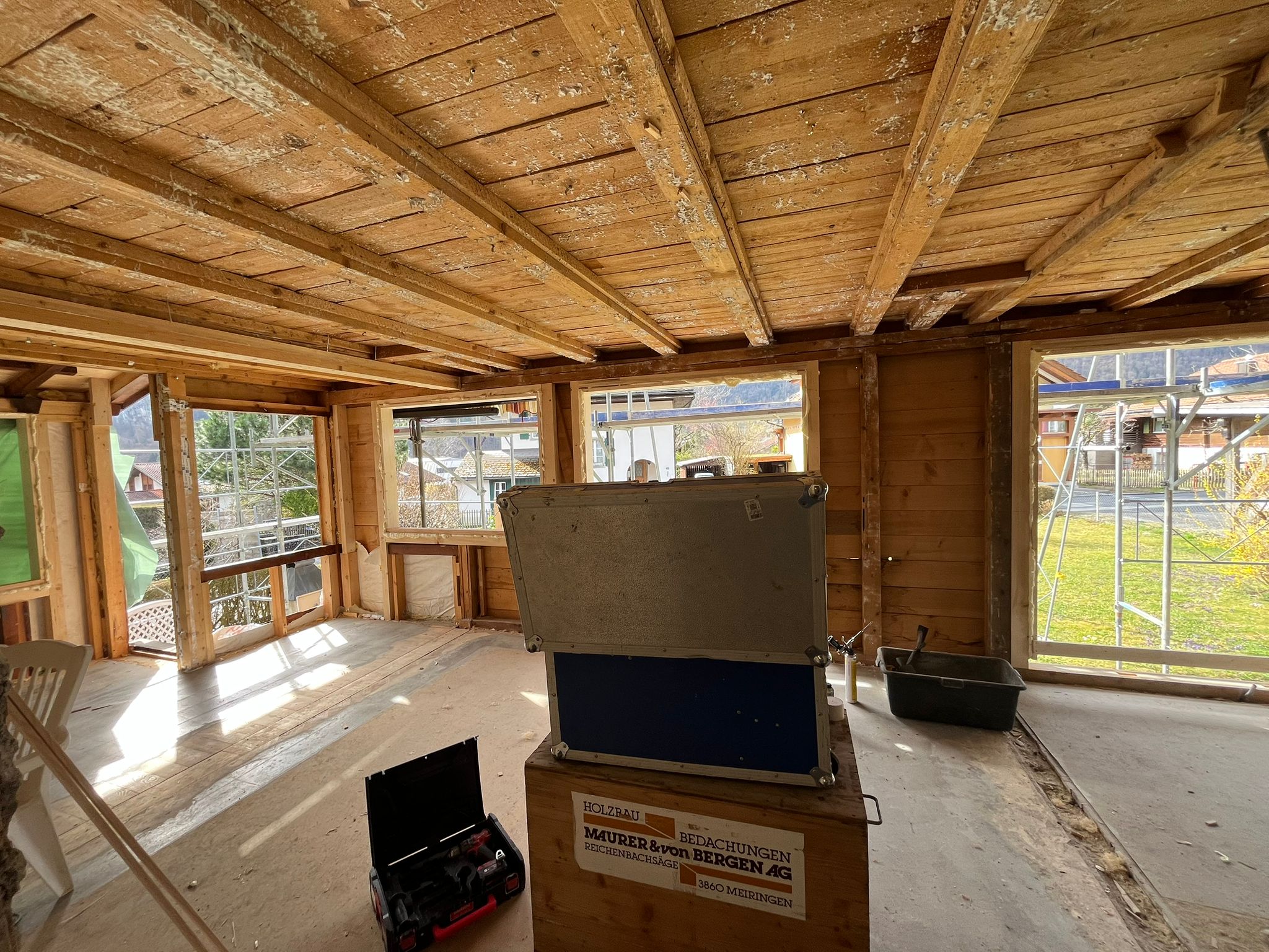 Freigelegte Holzkonstruktion und Raumaufteilung während der Sanierung des Chalets in Meiringen