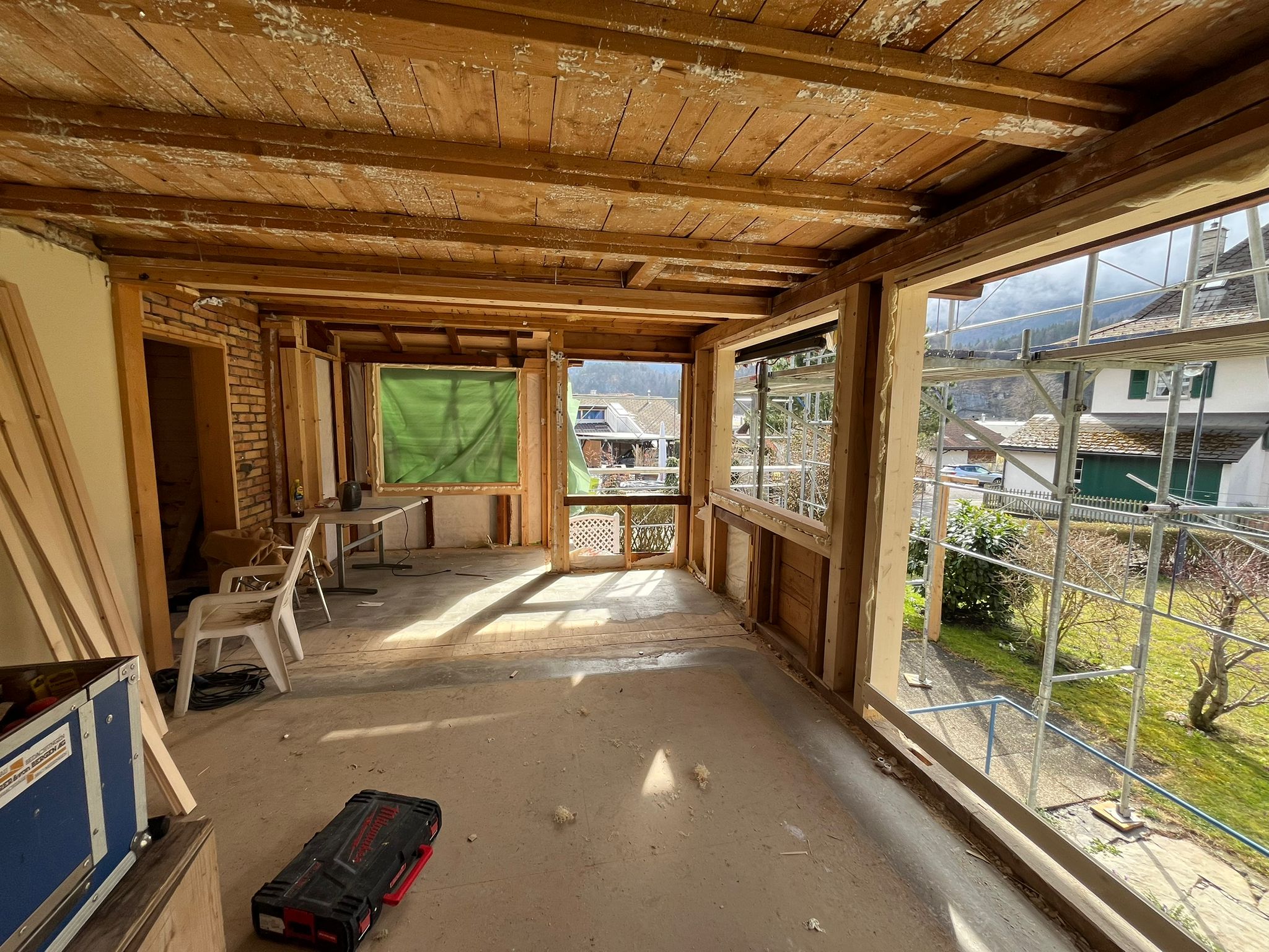 Baustelle des vollständig sanierten Chalets in Meiringen mit freigelegter Holzkonstruktion und grossen Fensteröffnungen