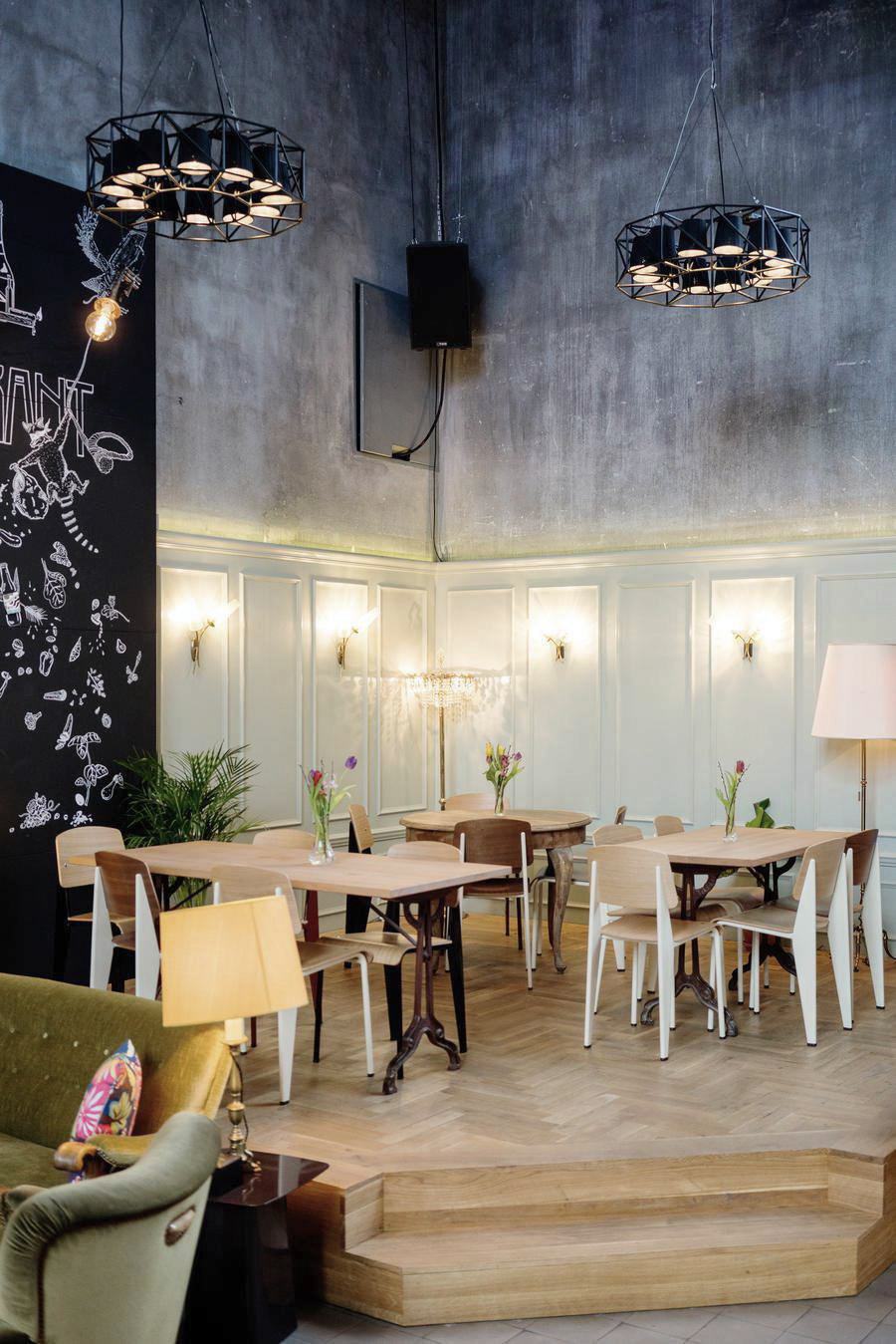 Restaurantbereich im Kraftwerk Selnau mit kuratierten Leuchten und warmen Lichtakzenten