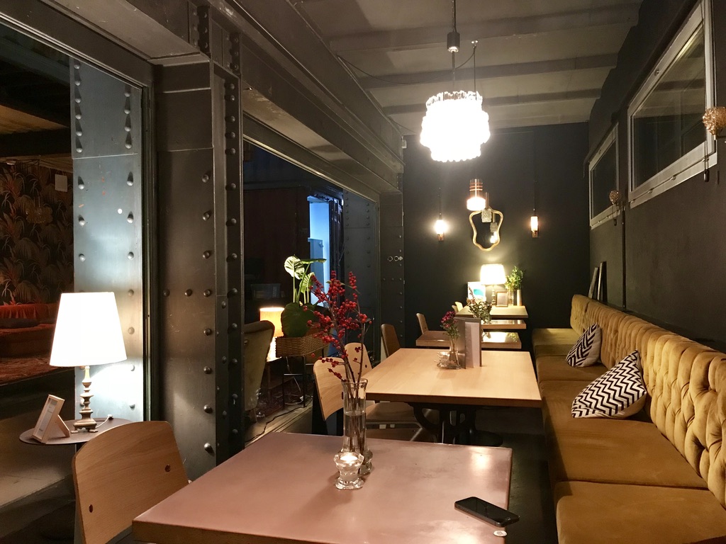 Restaurantbereich im Kraftwerk Selnau mit warmen Tisch-, Pendel- und Stehleuchten