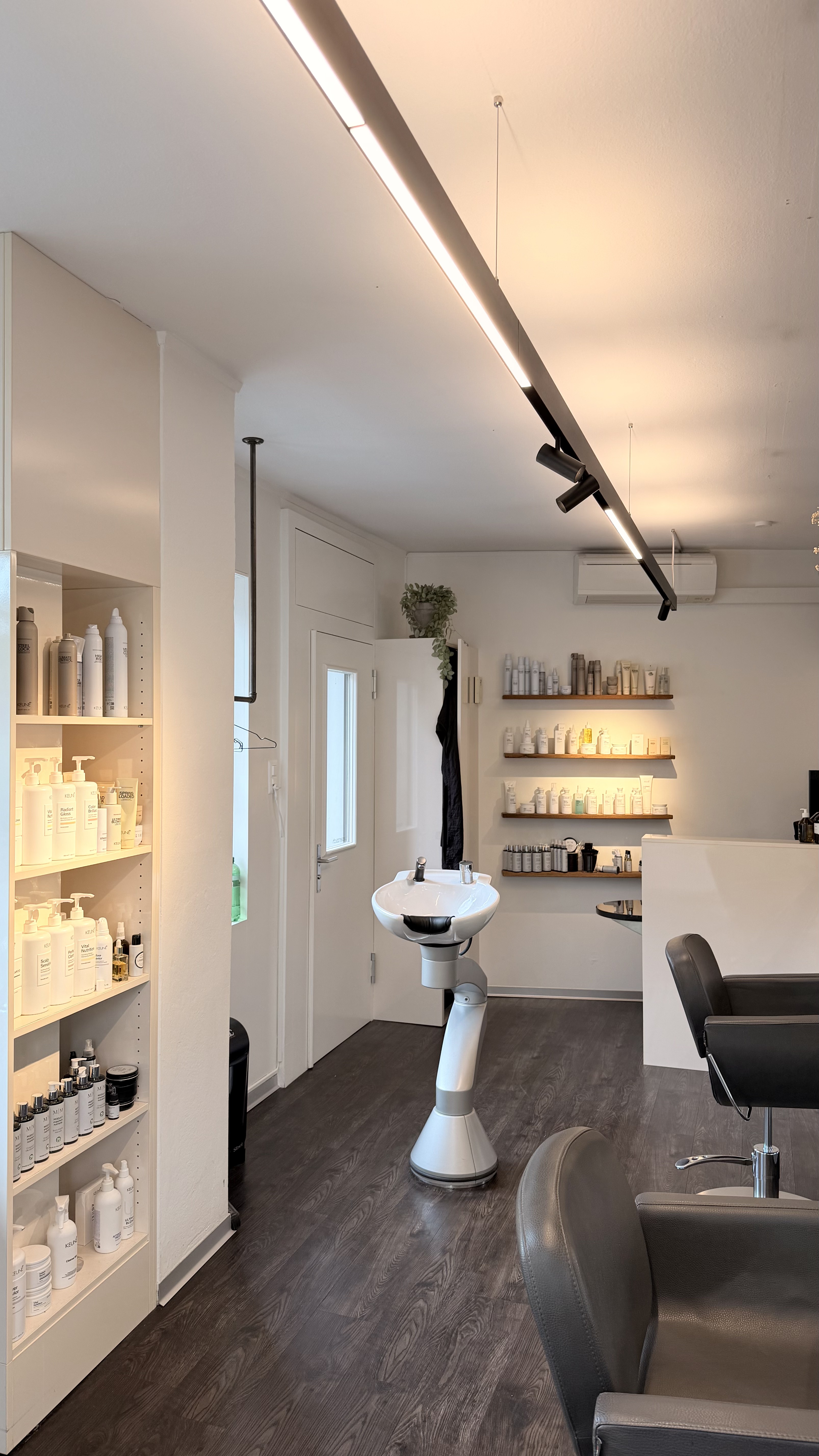 Coiffeur L’assenza Zürich mit abgehängtem 48-Volt-Lichtsystem, indirektem Deckenlicht und gerichteten Akzenten