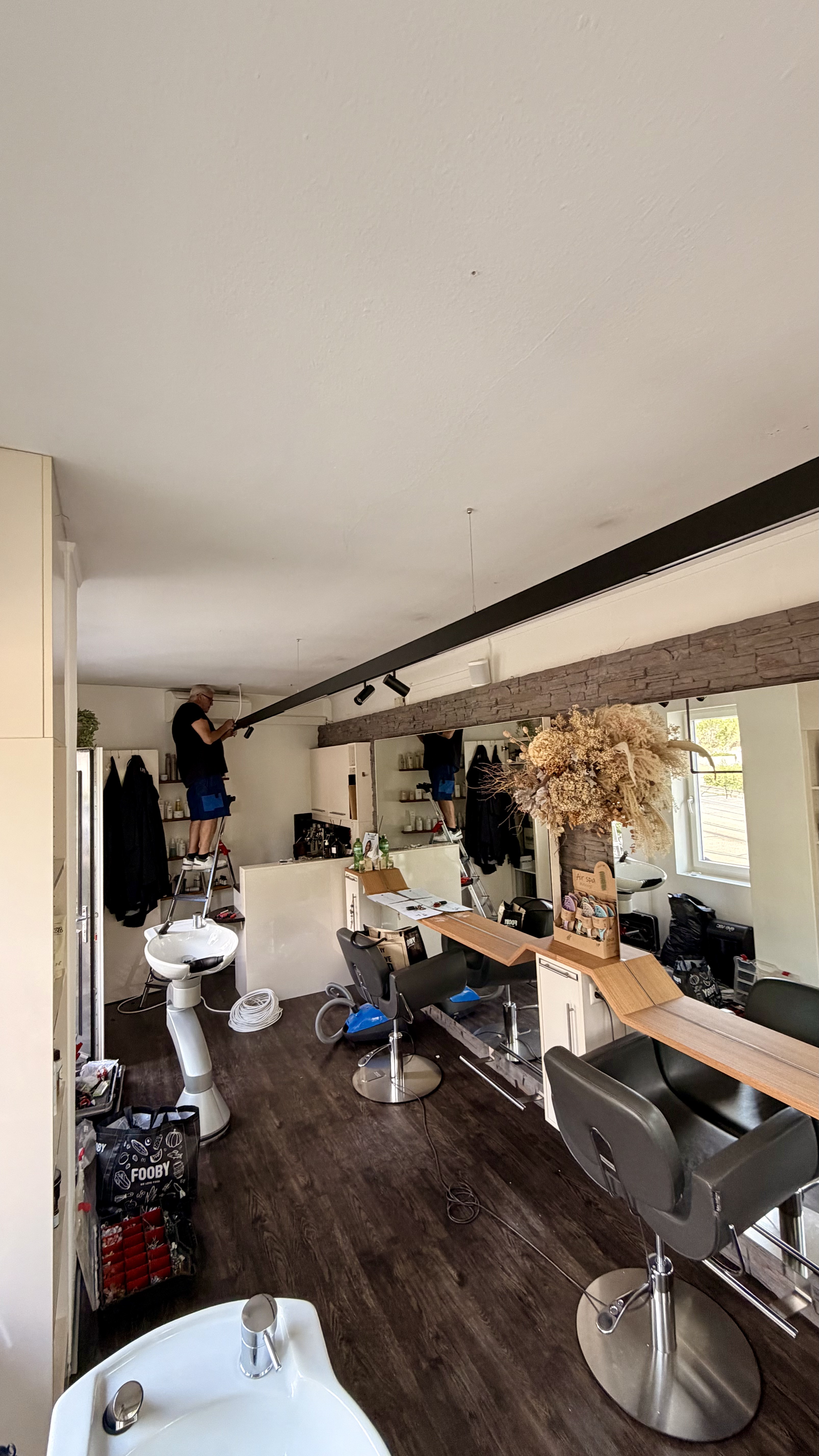 Montage des abgehängten 48-Volt-H-Profils im Coiffeursalon L’assenza Zürich