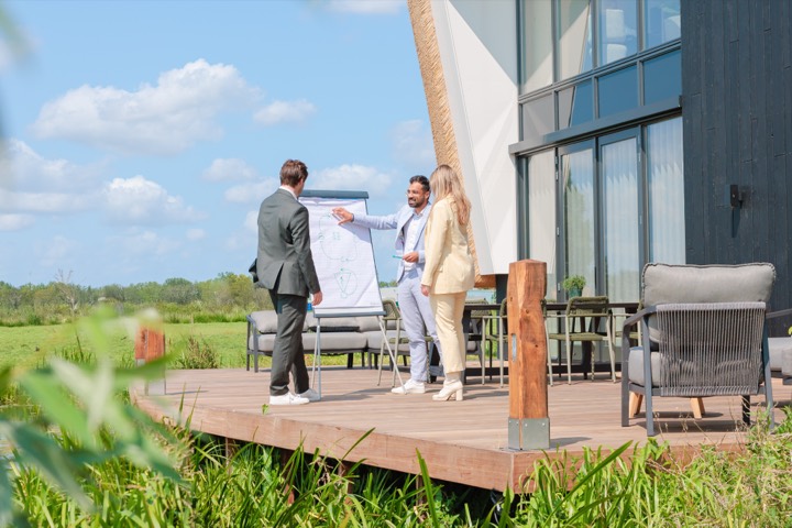 Collega's op de vlonder van de campus