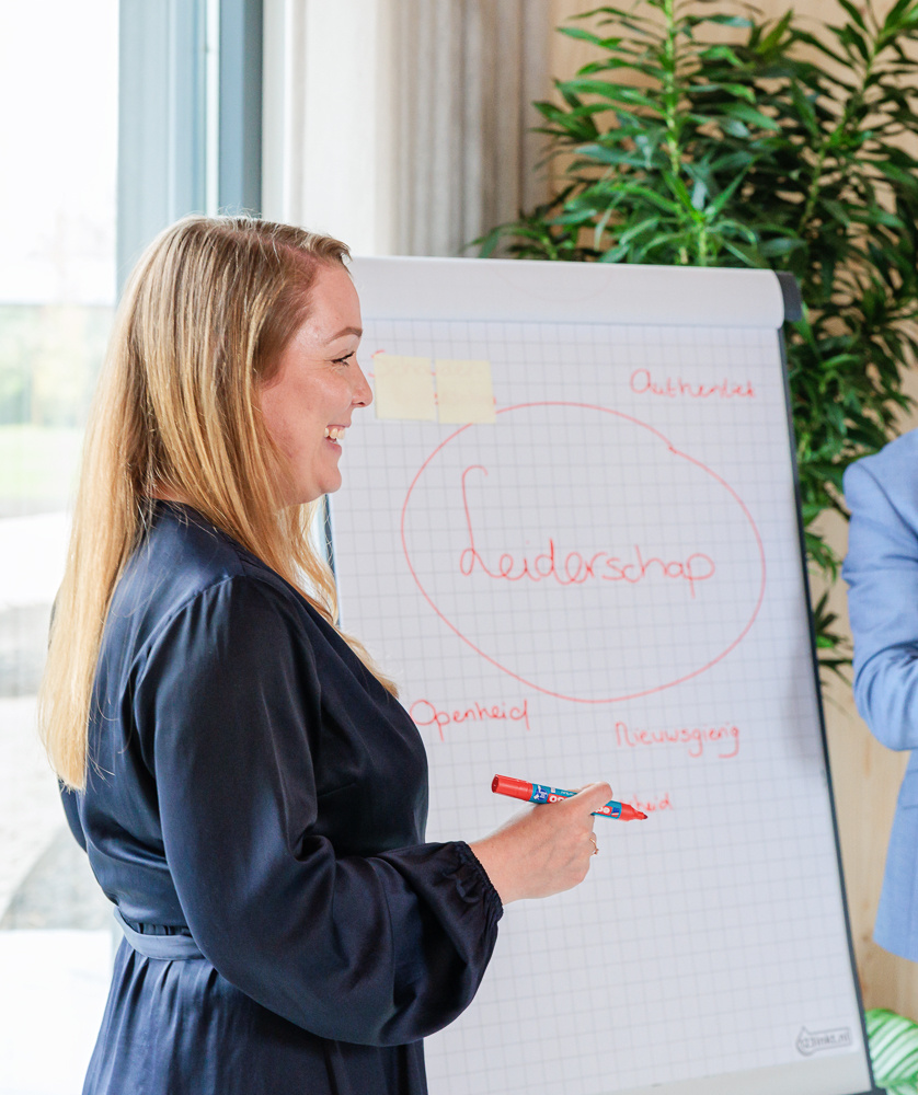Collega's overleggen achter een laptop
