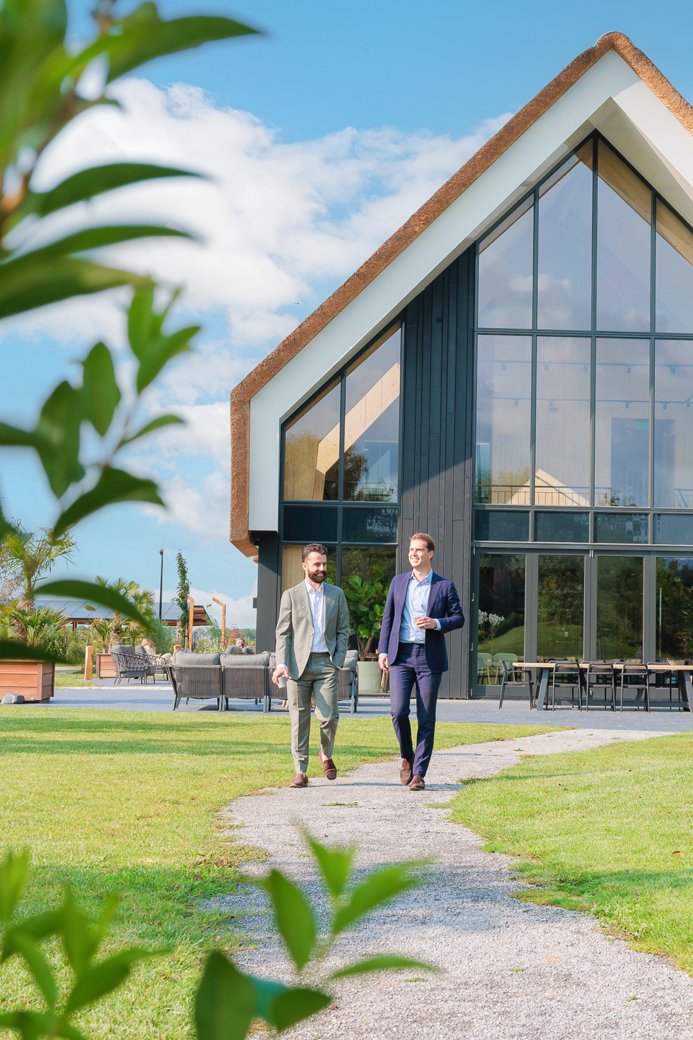 Twee Blue Bricks collega's wandelen op de campus