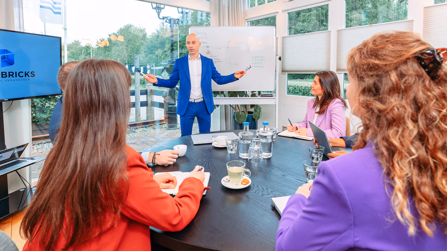 Blue Bricks teamlid in gesprek