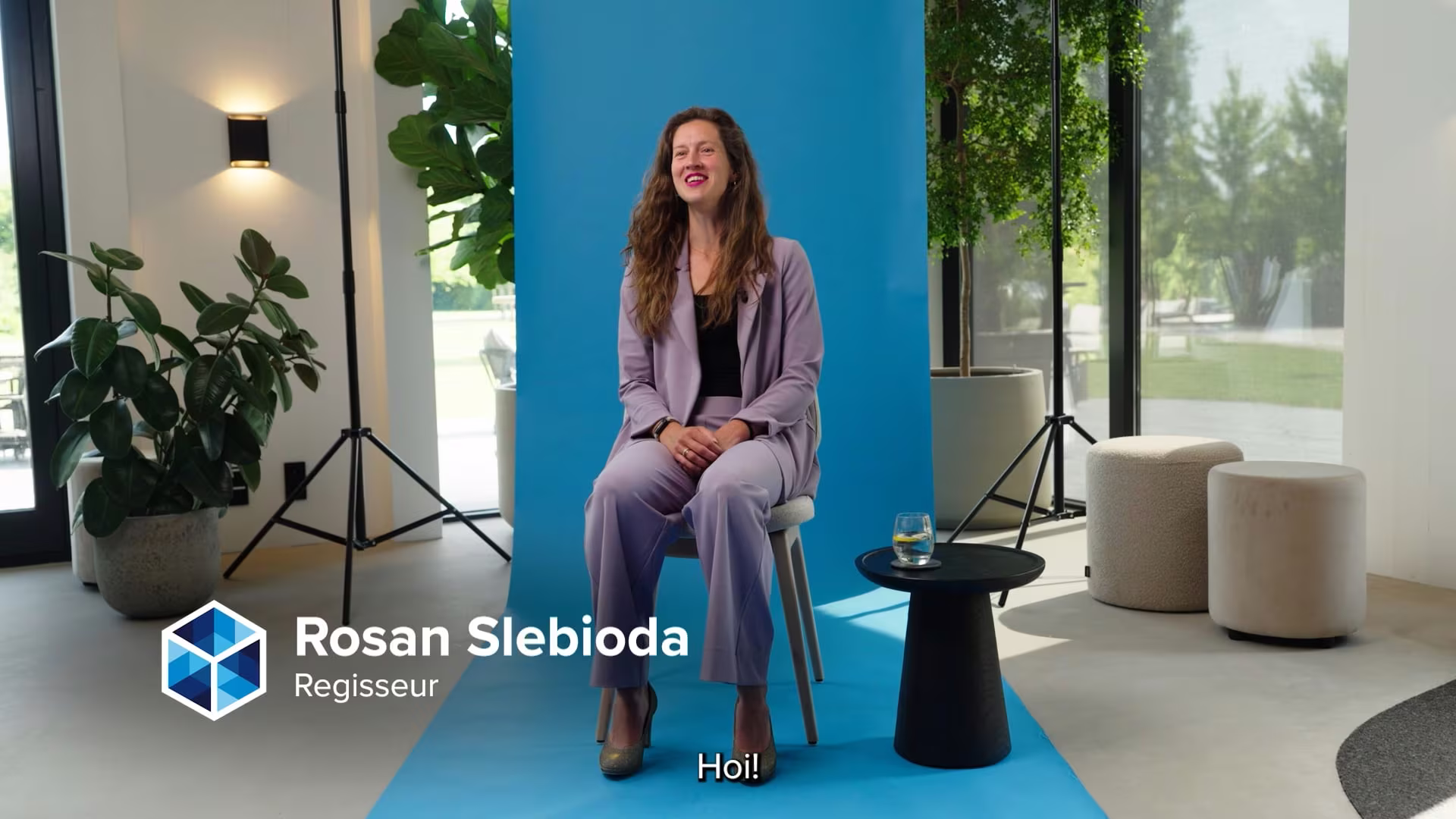 Openingsbeeld van de video over werken bij Blue Bricks: Rosan Slebioda, regisseur, in de studio