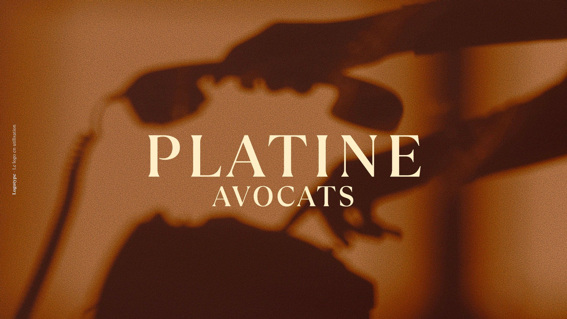 Logotype Platine Avocats posé sur une photographie ambrée, ombre d’un téléphone vintage