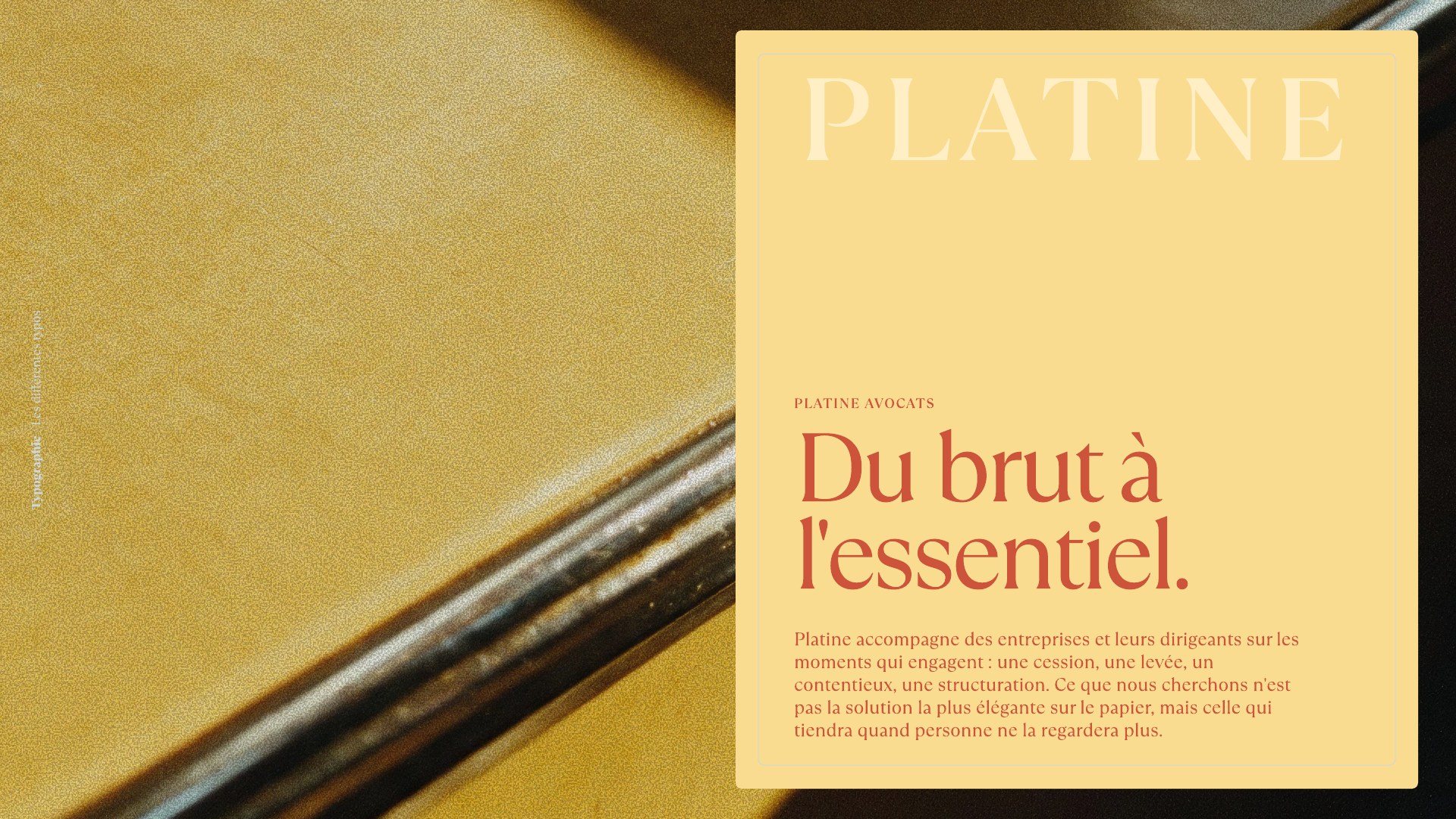 Affiche Platine : Du brut à l’essentiel, sur un reflet de métal doré