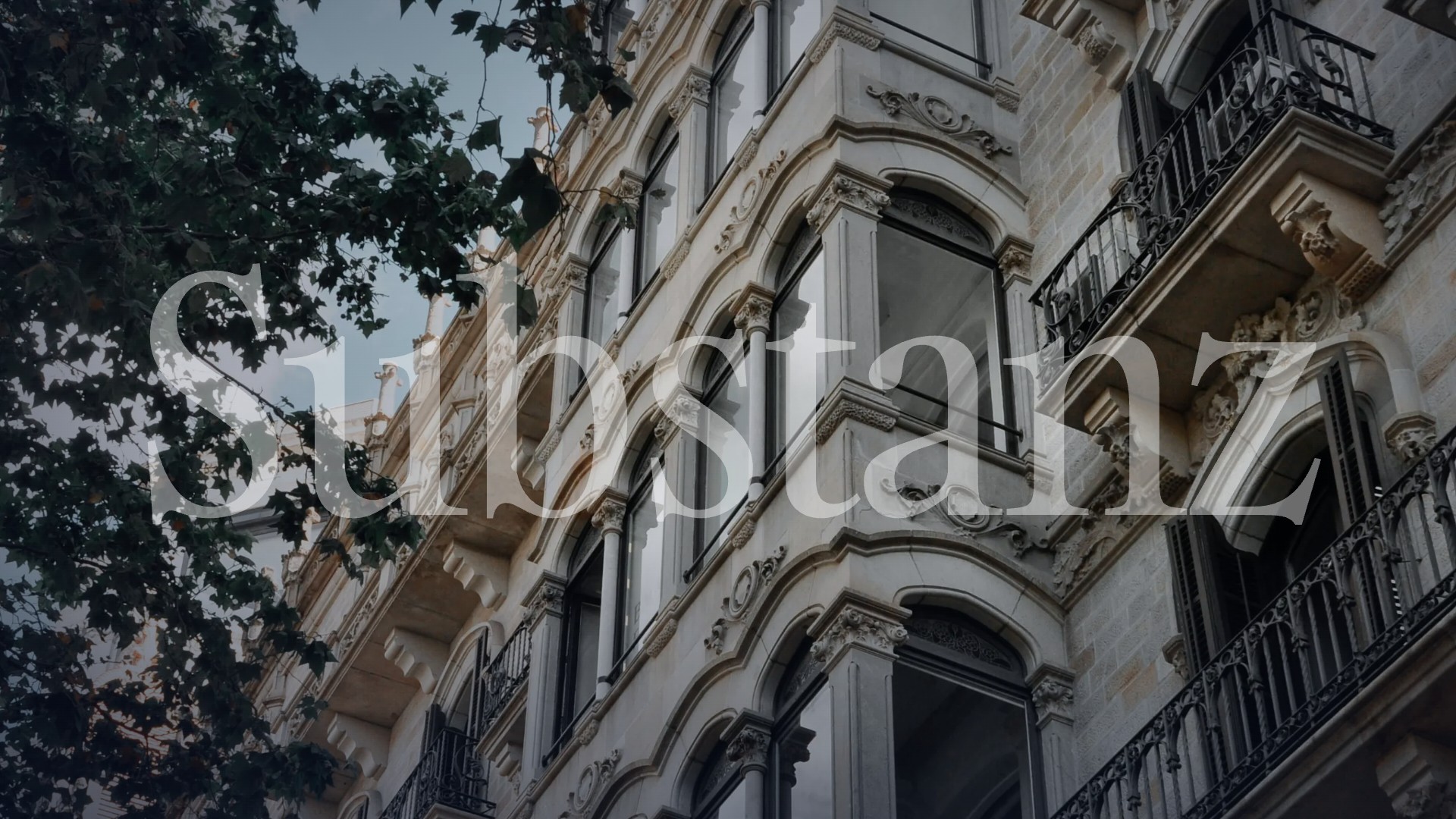 Historische Altbau-Fassade als Sinnbild für Substanz und langfristigen Werterhalt einer Immobilie