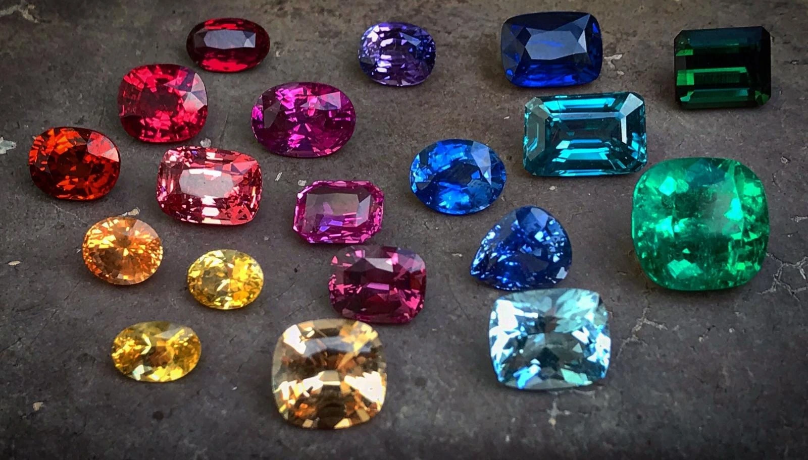 Gemmes de couleur taillees, saphirs, rubis, emeraudes et pierres fines reunies, illustrant le langage des pierres precieuses